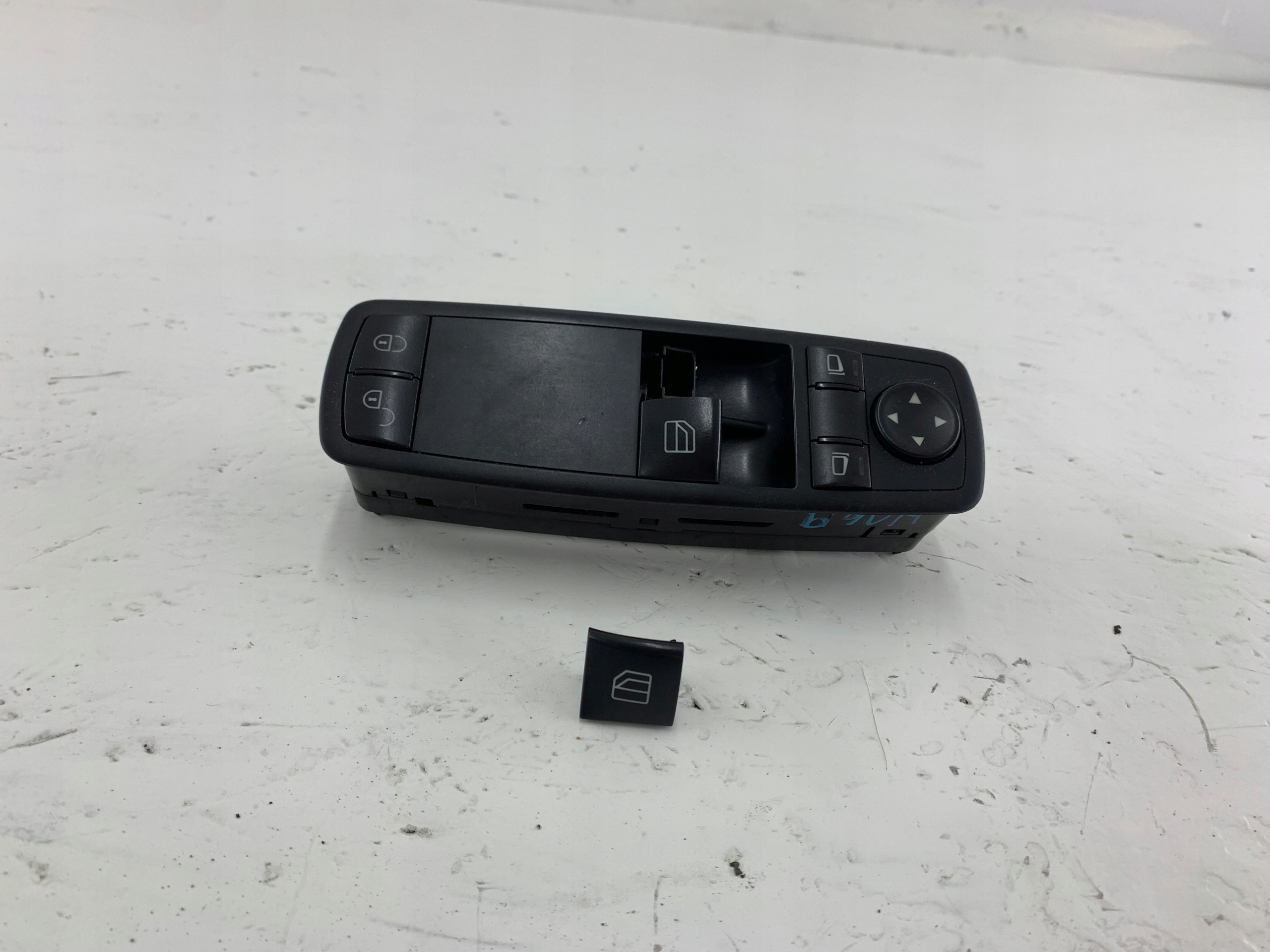 MERCEDES W169 PANEL okna levý předek řidičů A1698206410