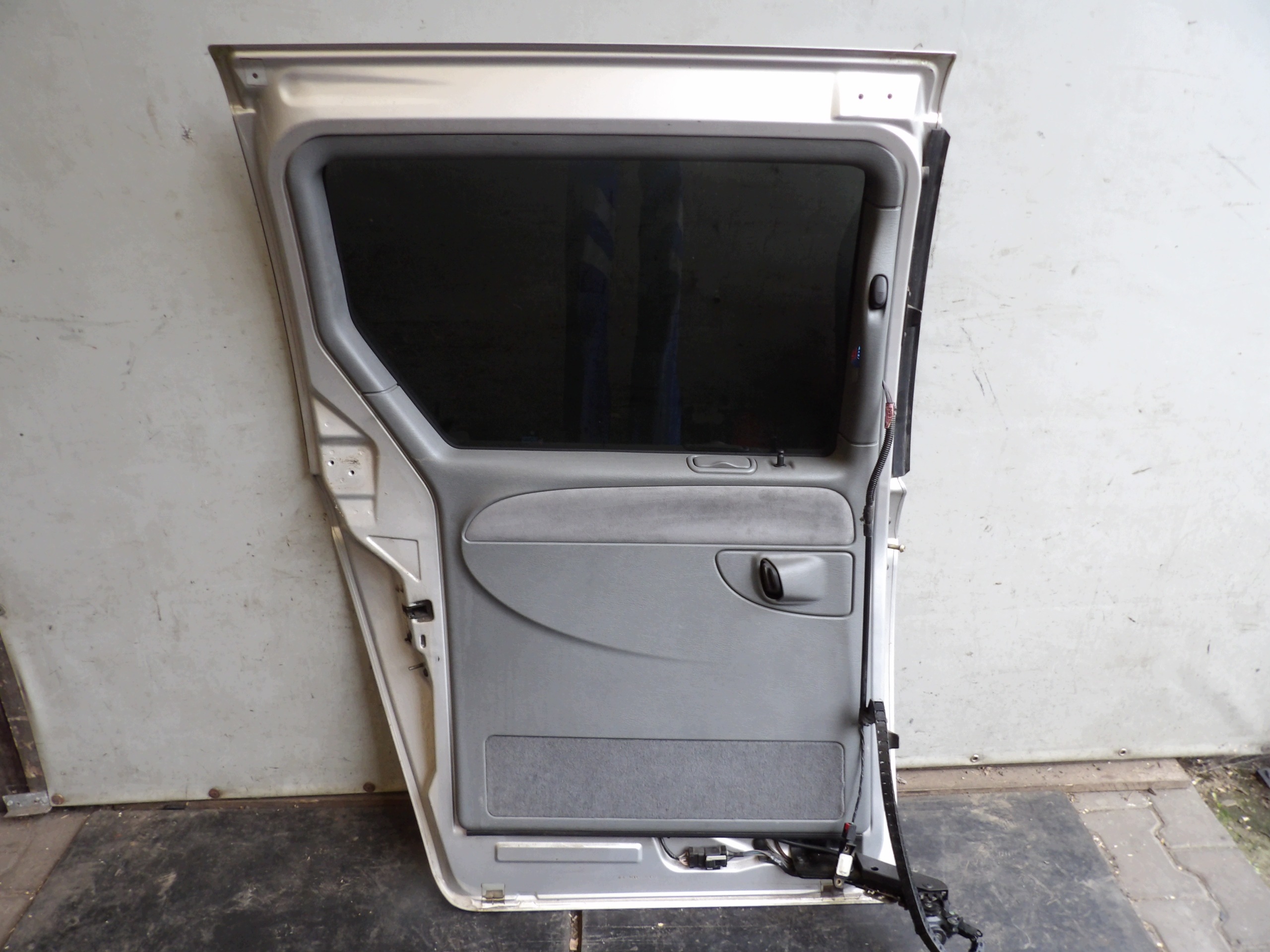 Chrysler Voyager IV door rear. left rozsuwane PS2