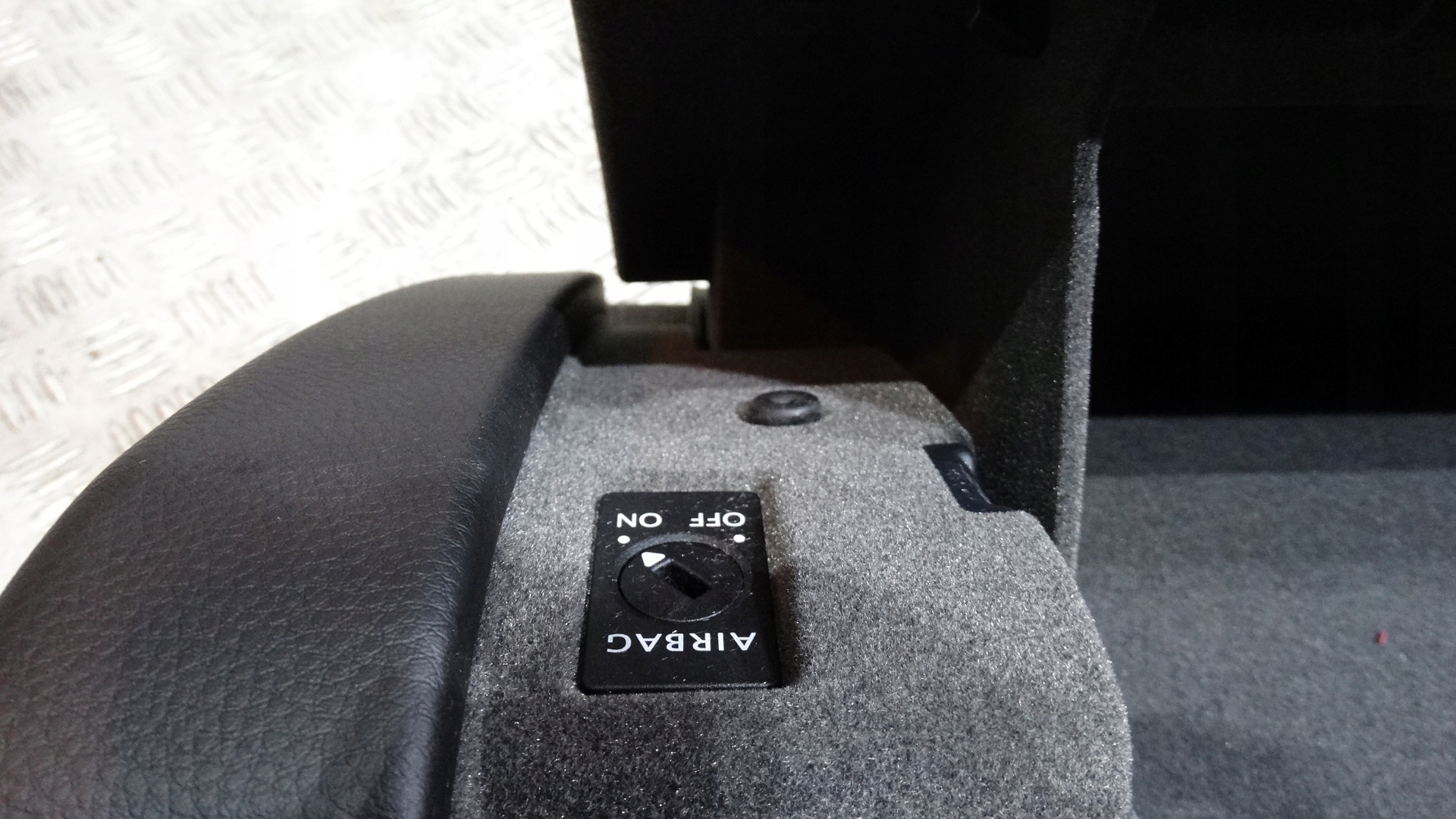 IDEALNY HANDSCHUHFACH DES BEIFAHRERS PORSCHE CAYENNE 7P5 1