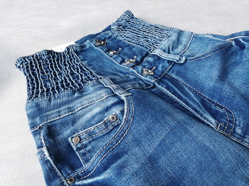 SPODNIE WYSOKI STAN MODELUJĄCE SZEROKI PAS JEANS Liczba kieszeni 5