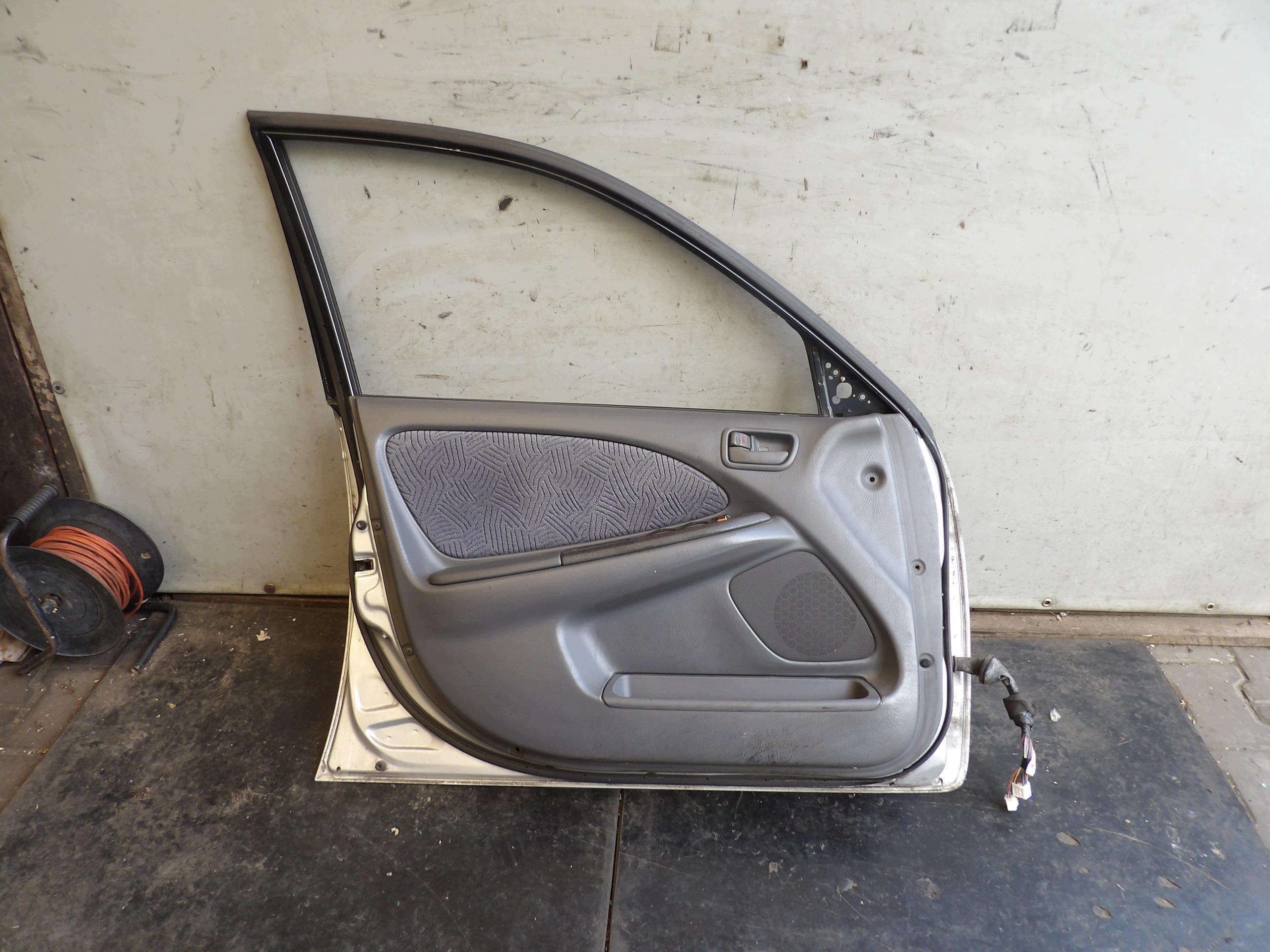 Toyota Avensis and T22 door front left
