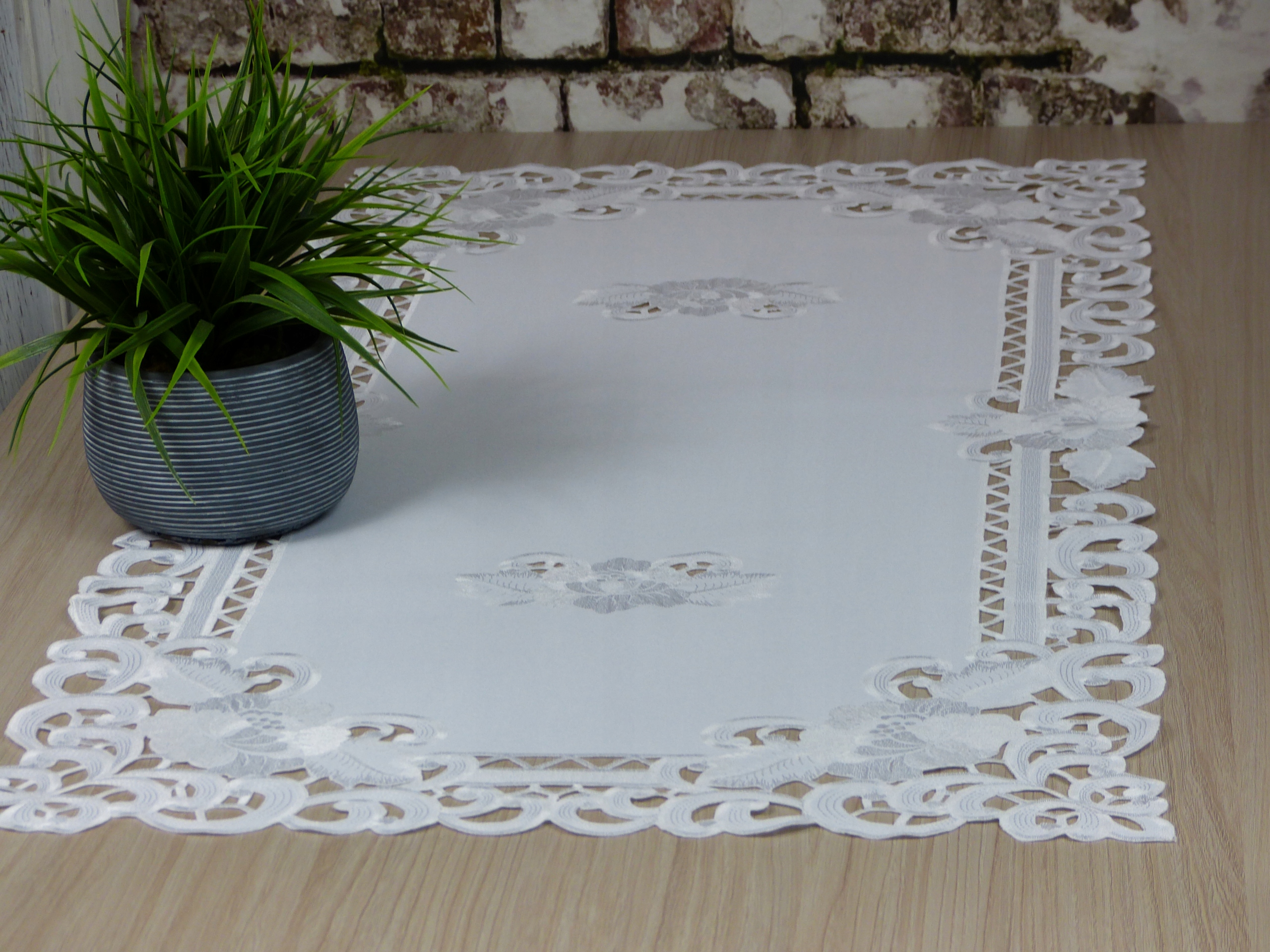 

Bieżnik haftowany na ławę 60x120cm biały Kalina