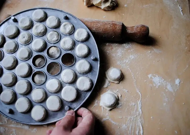 FORMA DO PIEROGÓW USZEK RAVIOLI WYKRAWACZ PIEROŻNICA 24,5 CM