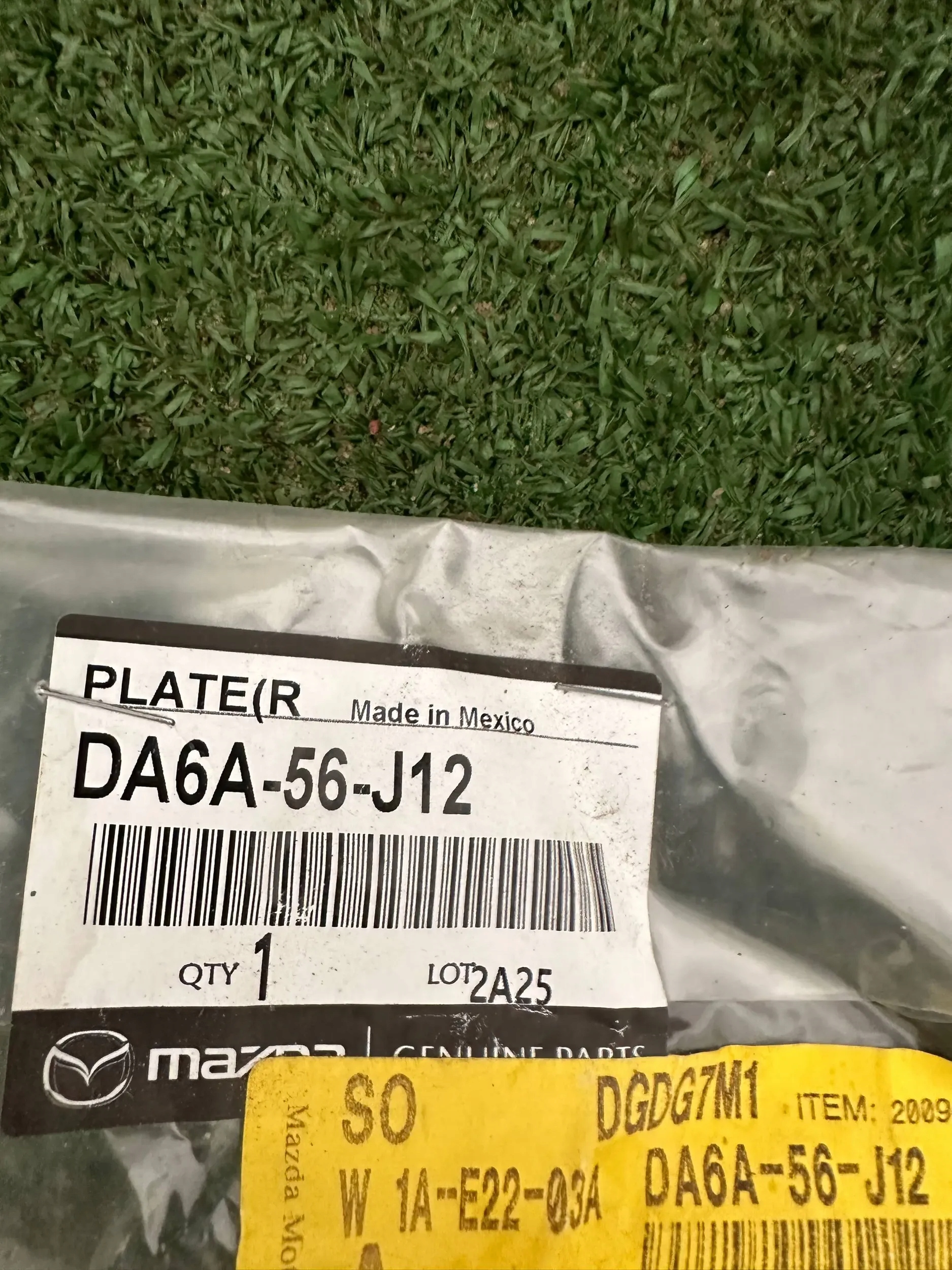 Mazda 2 Nowa uszczelka błotnika przód lewy DA6A56J12