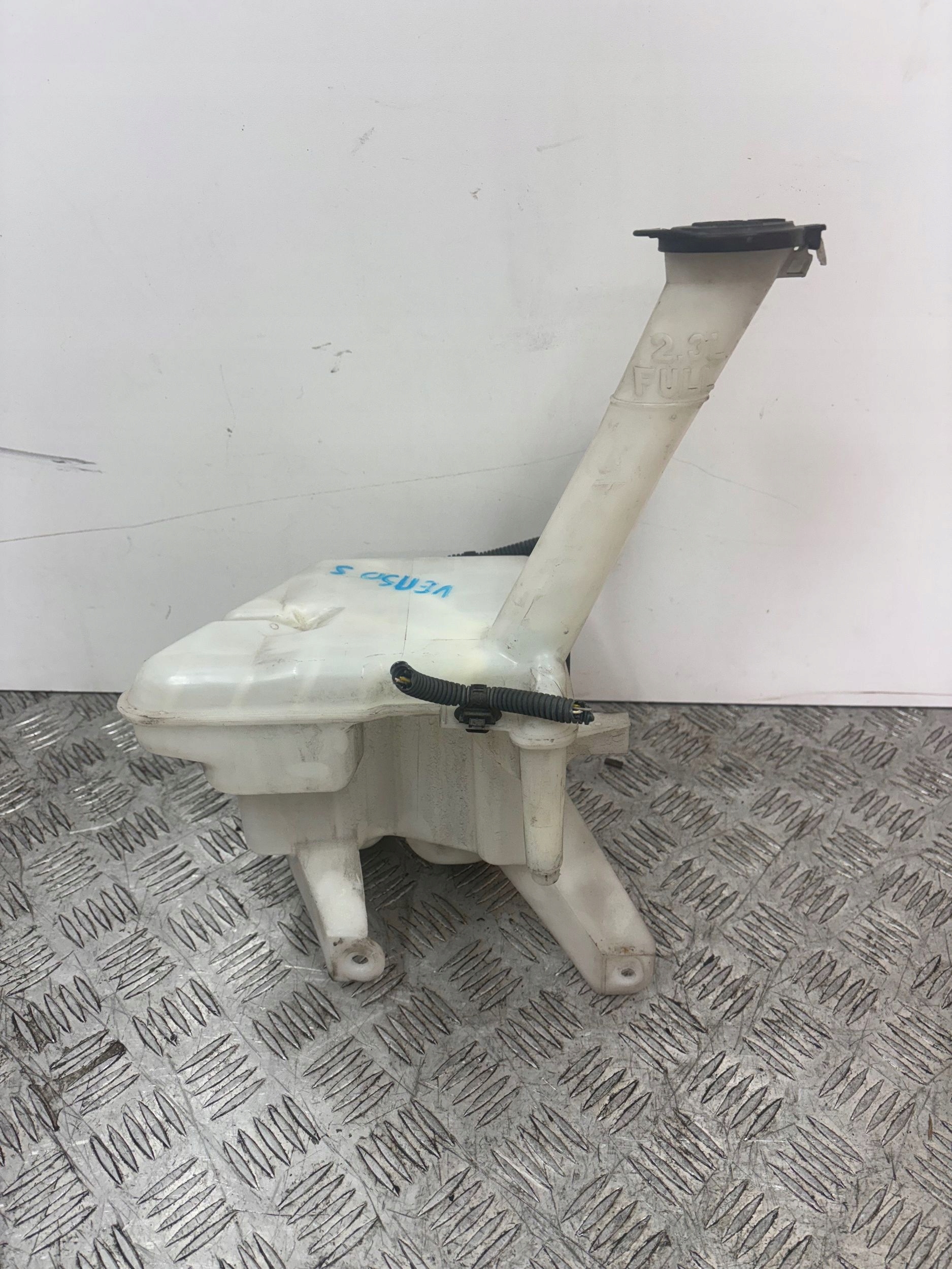 washer fluid tank TOYOTA VERSO S