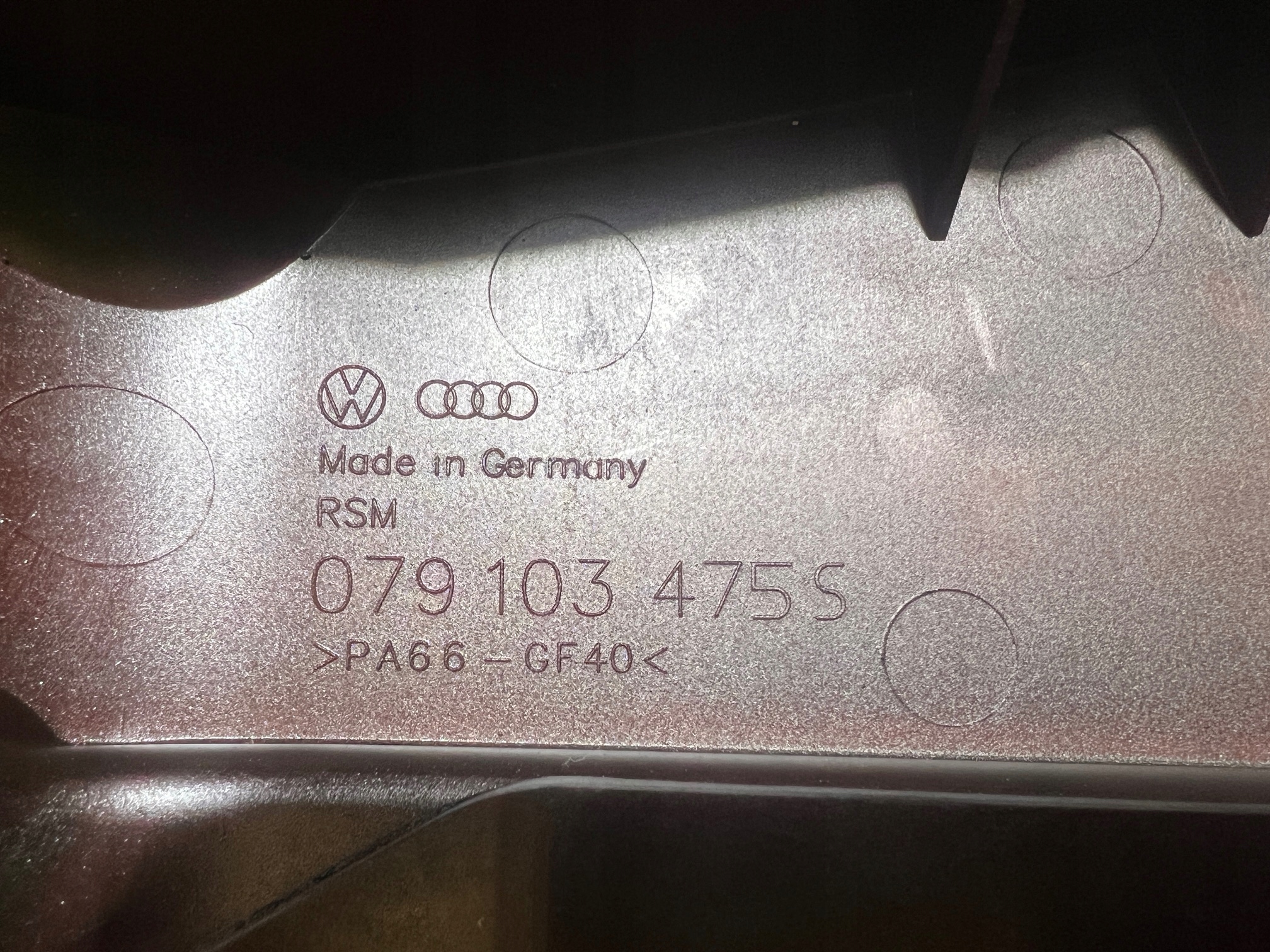 AUDI 4.2 V8 FSI BAT Abdeckung der Ventile 079103475S