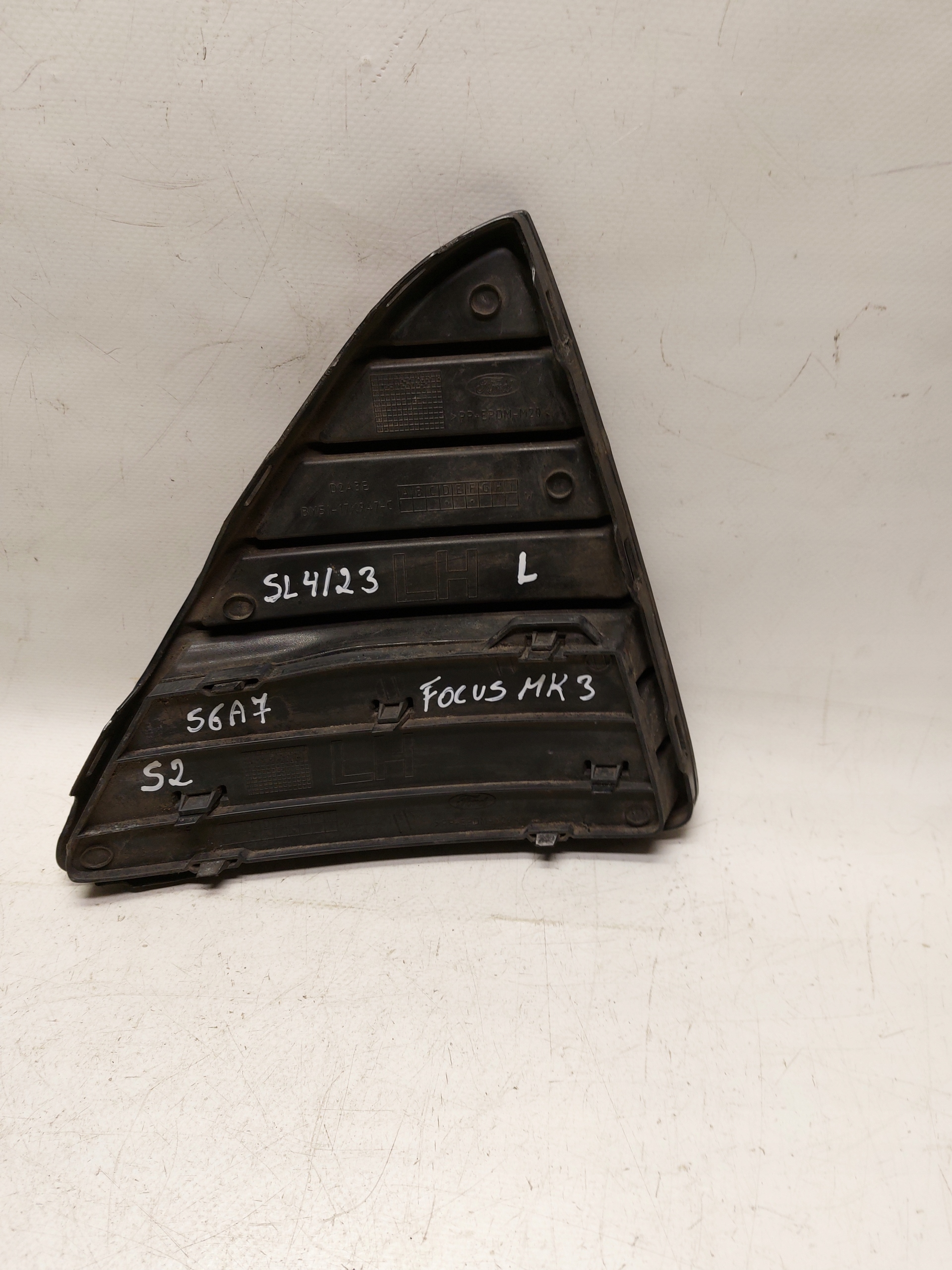 grid of a bumper left FORD FOCUS MKIII