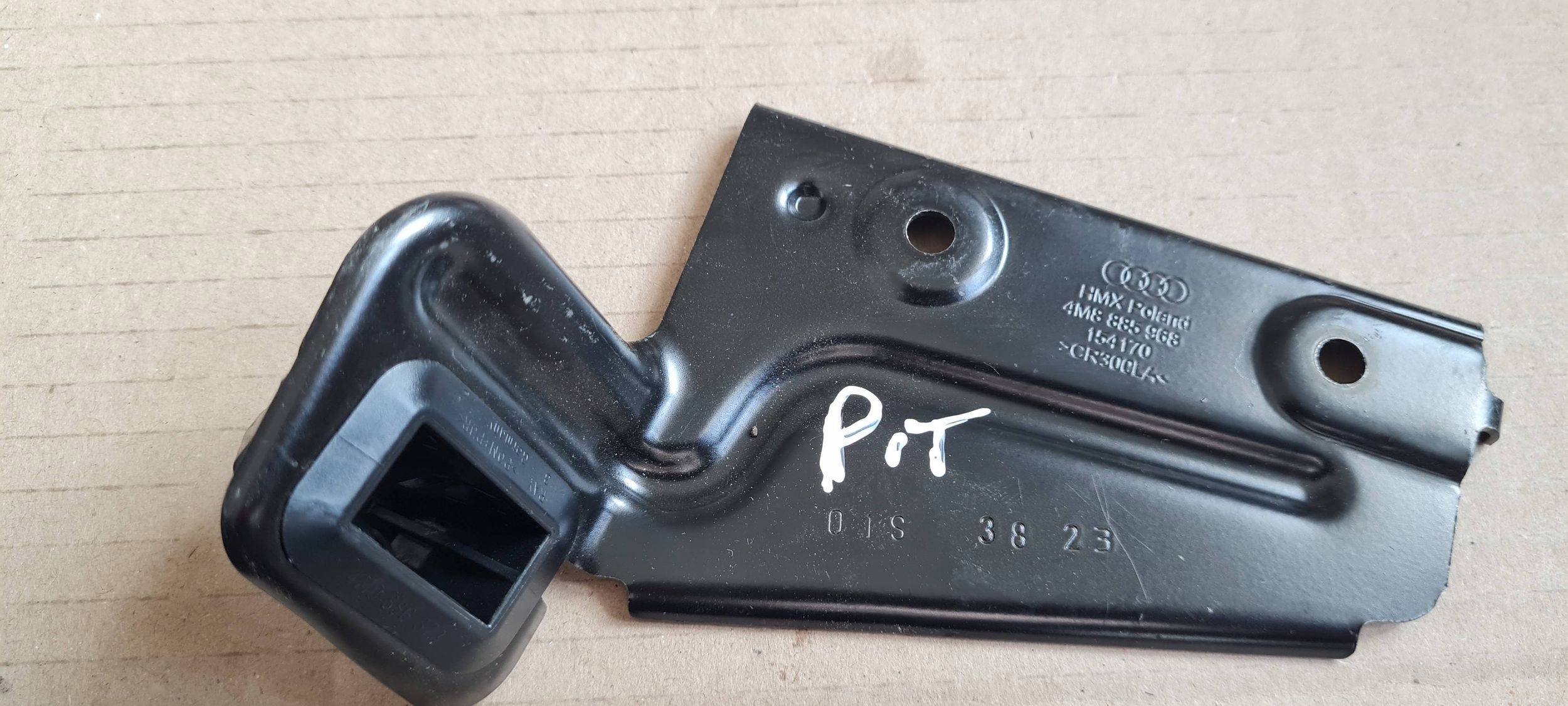 SQ8 4M RSQ8 Q8 bracket holder bonnet right rear part 4M8885968
