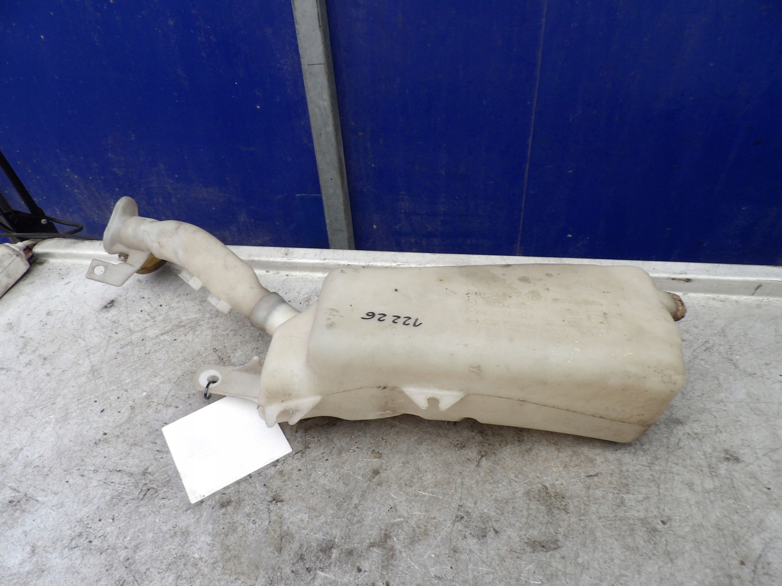 Renault Clio III 1,5 dci washer fluid tank