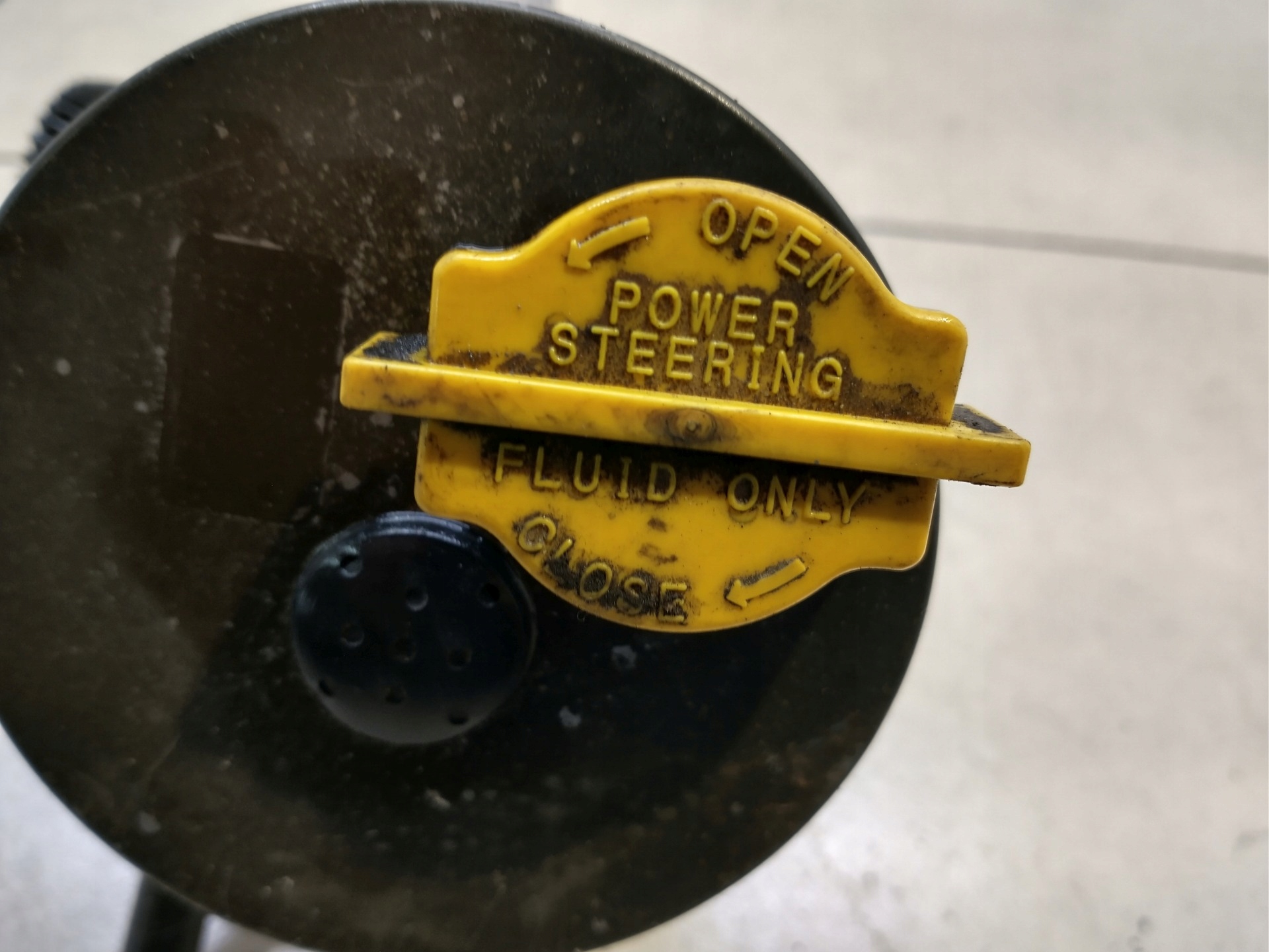 servo pump MAZDA 323