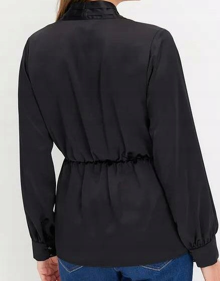 SATYNOWA KOSZULA ZE ŚCIĄGACZEM 44 Kolor czarny