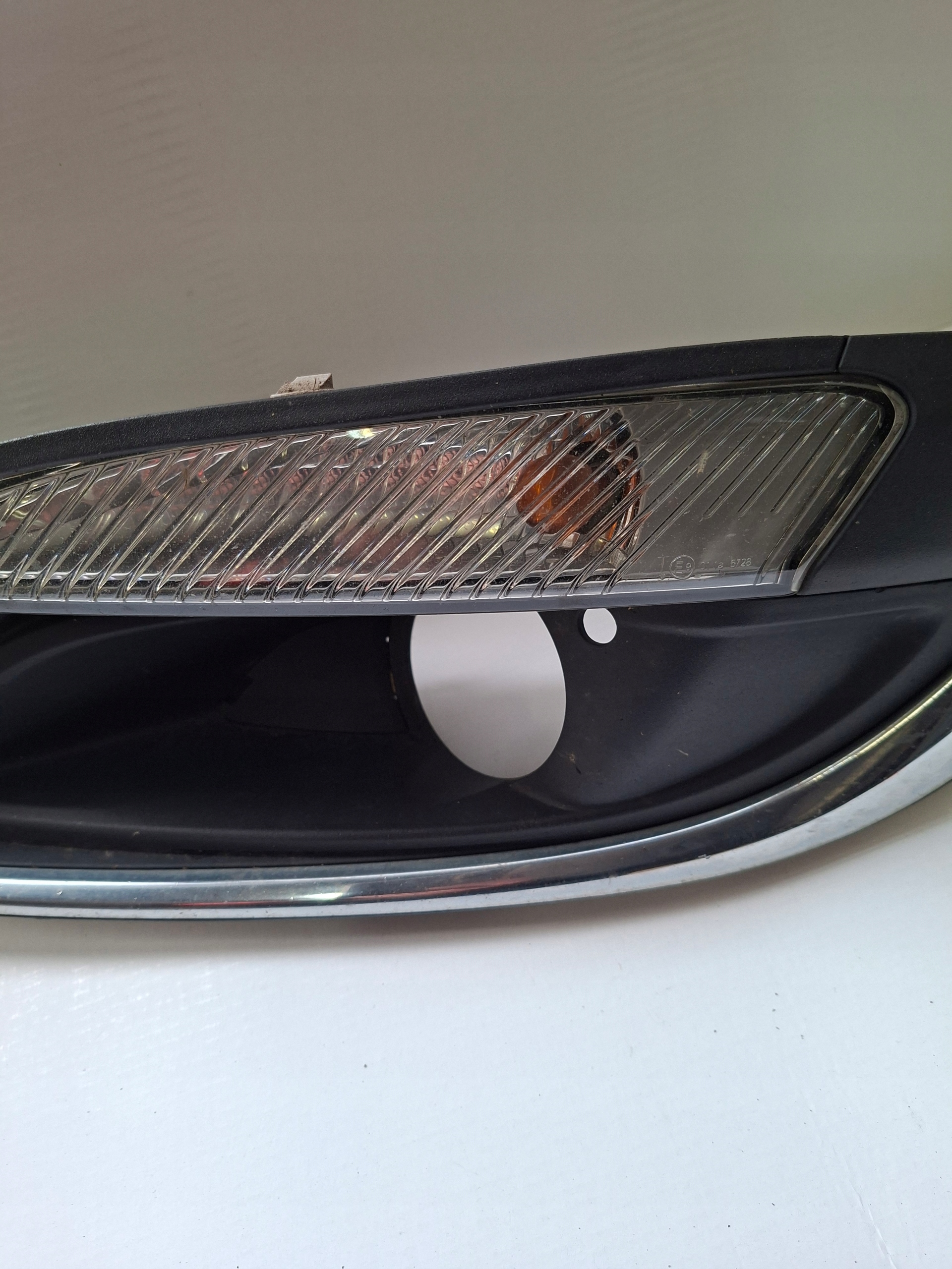 grid of a bumper left indicator OPEL ASTRA IV 13368708