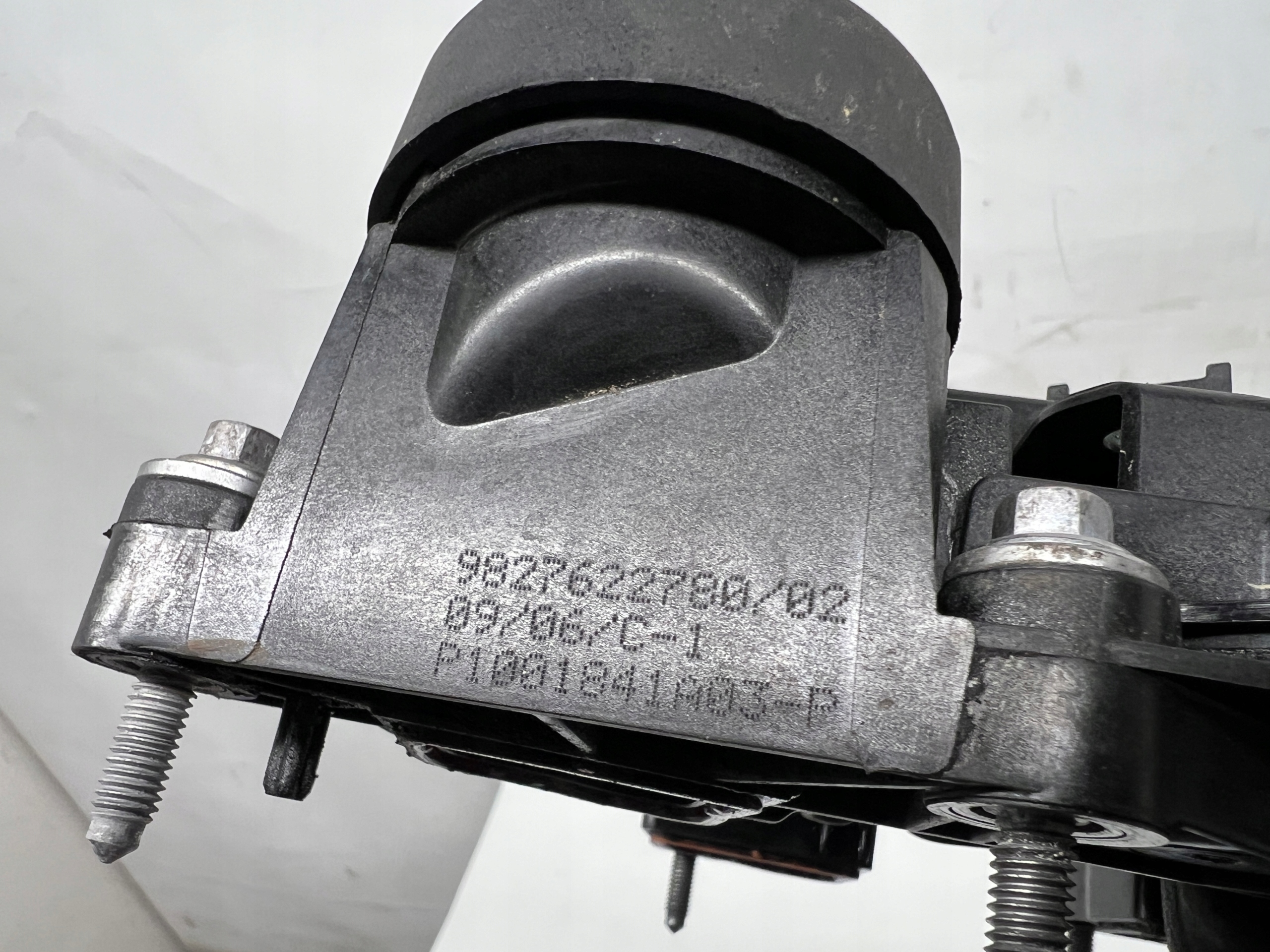 Peugeot 208 II 1.5 BlueHDI Abdeckung der Ventile 9827622780