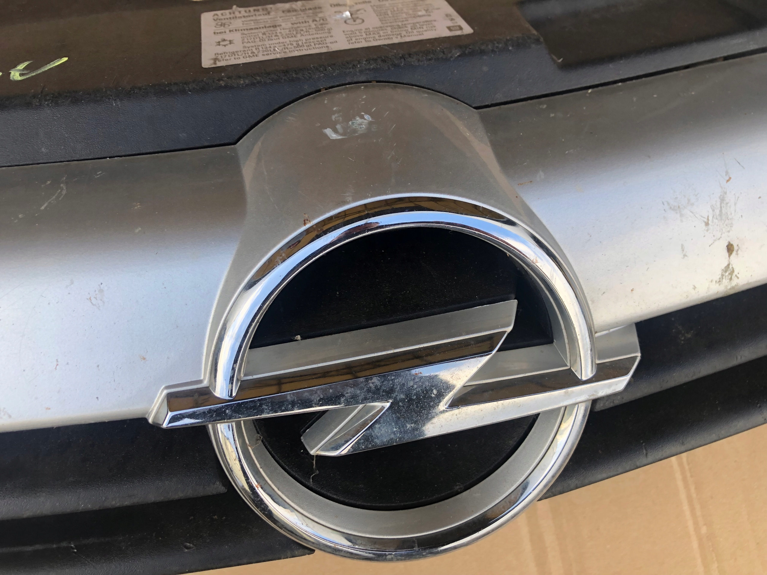 решетка радиатора Emblemat opel ASTRA III H 2004-2008 24451033