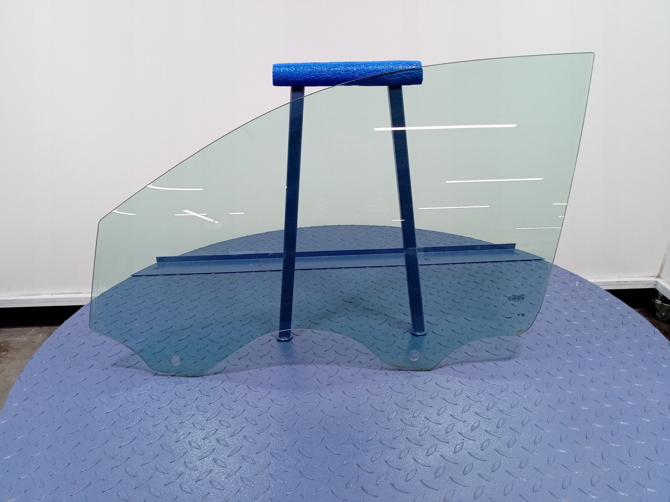 VW TOUAREG Il СТЕКЛО ДВЕРИ ПЕРЕД ЛЕВА 04