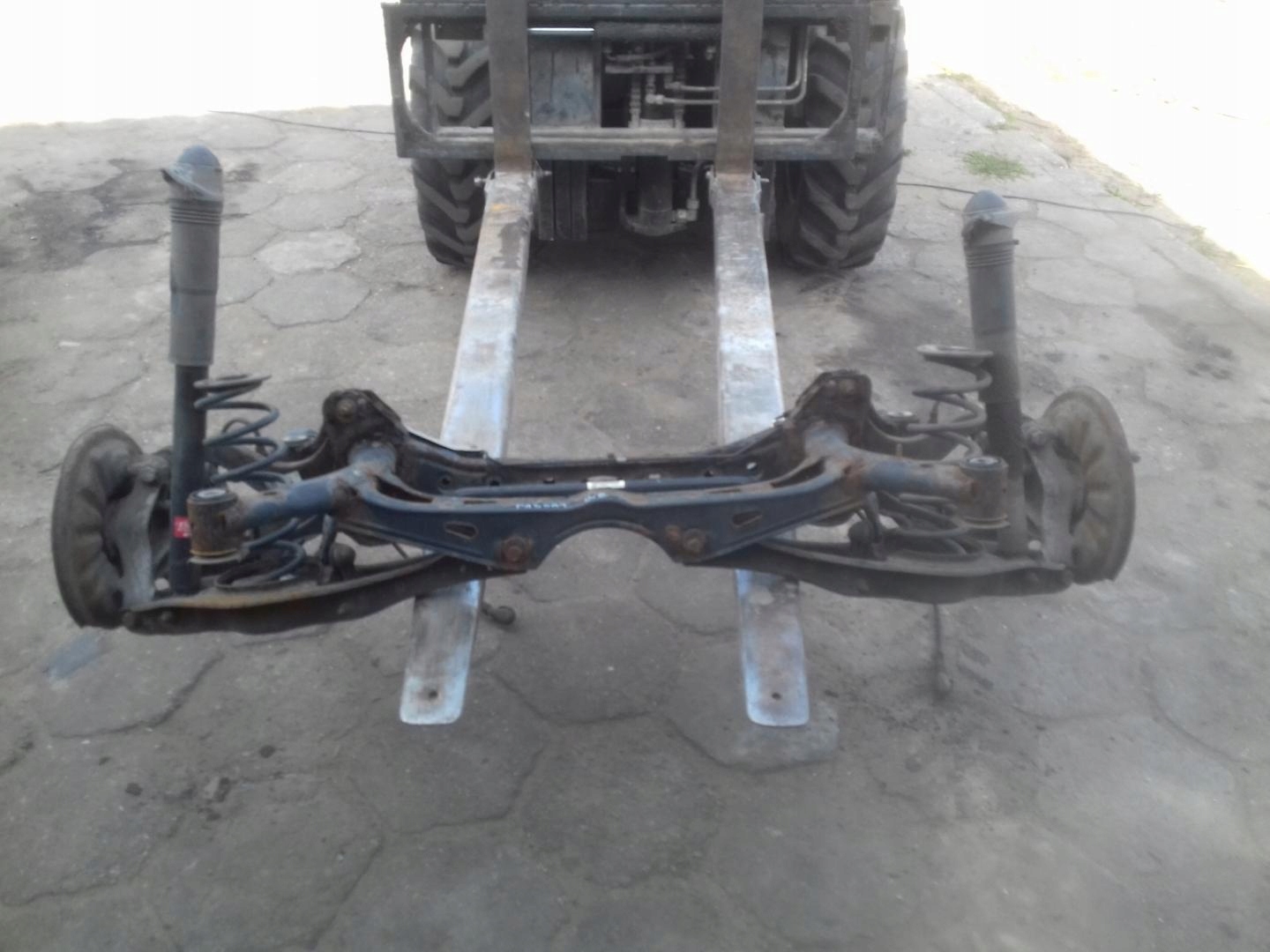 OŚ TYŁ BELKA PASSAT B8