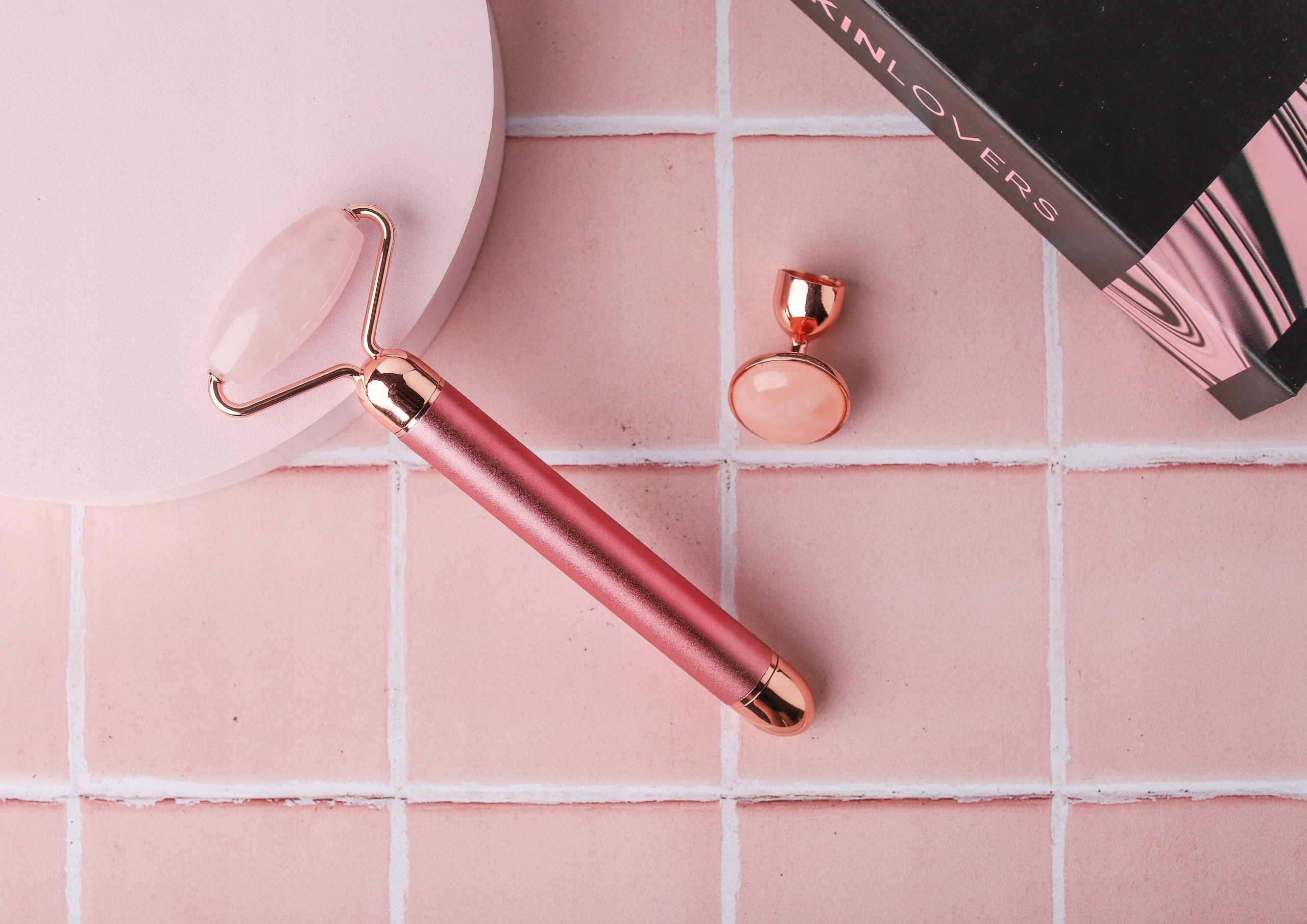 Masażer Do Twarzy SKINLOVERS Jadeitowy ELEKTRYCZNY PROMO WYGRAJ METAMORFOZĘ Model Wałek