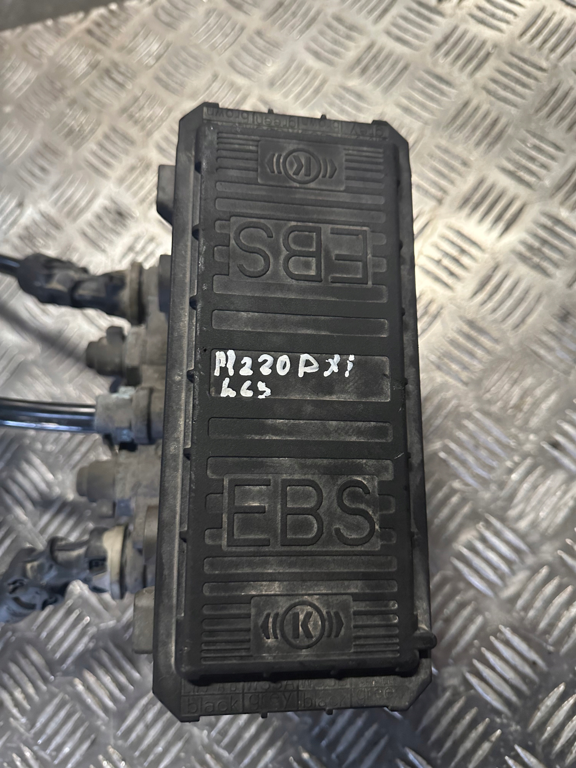 ZAWÓR MODULATOR EBS VOLVO FH RENAULT PREMIUM DXI MAGNUM OE 21122035 Producent części Renault OE