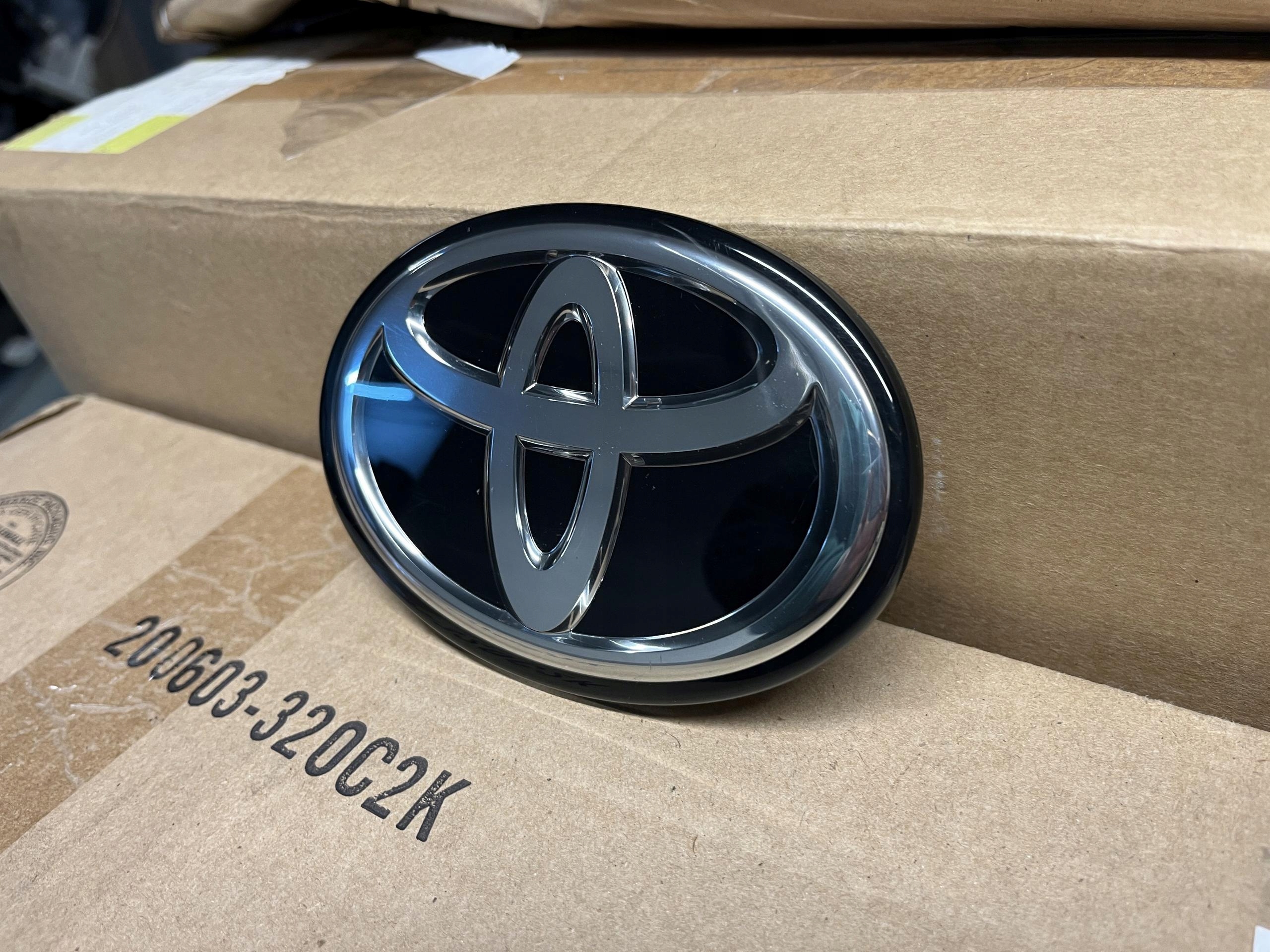 TOYOTA YARIS IV COROLLA GR SPORT EMBLEMAT ZNACZEK 90975-02148 Jakość części (zgodnie z GVO) O - oryginał z logo producenta pojazdu (OE)