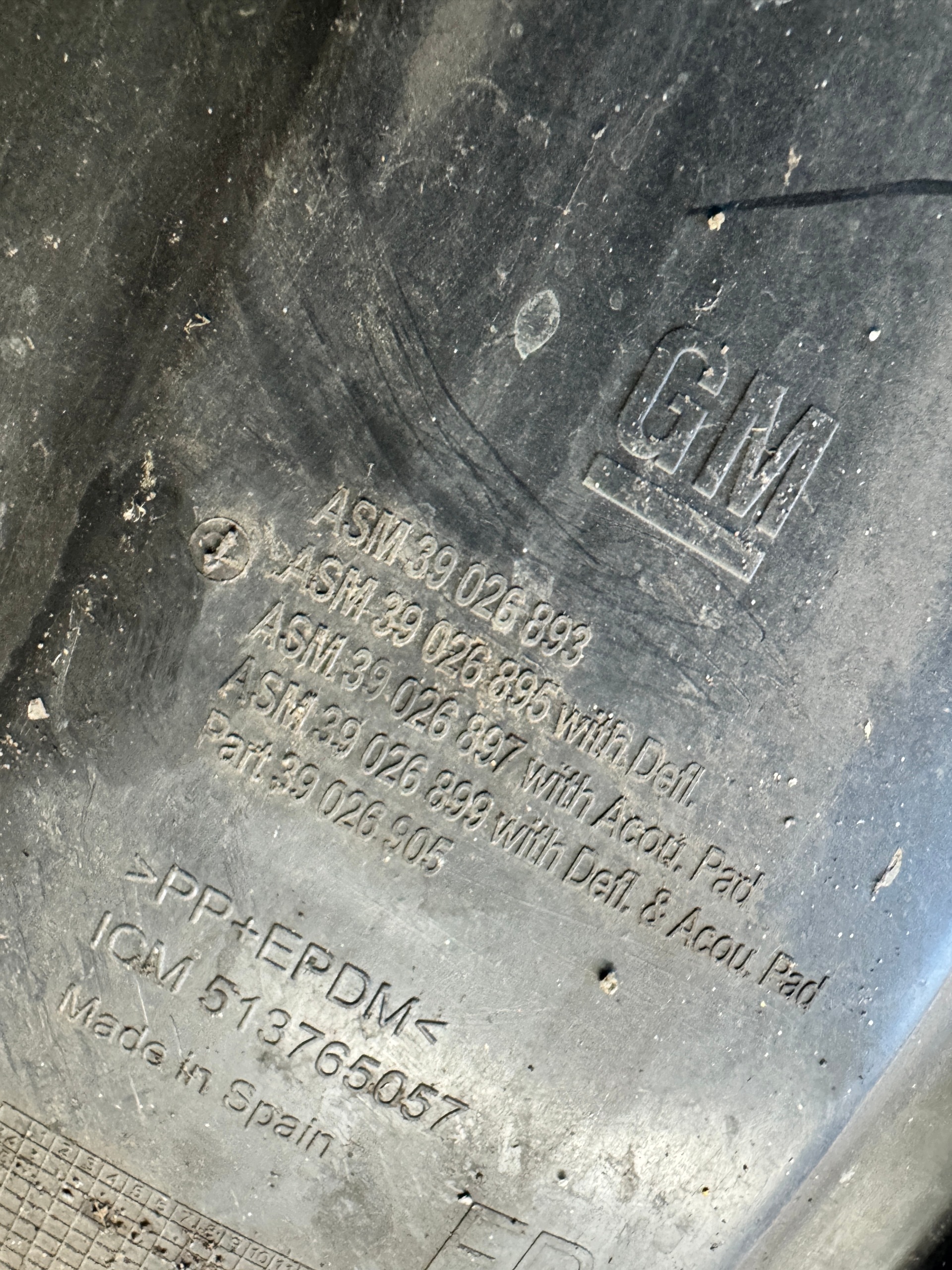 OPEL CORSA E podblatník levý předek díl zadní 39026893