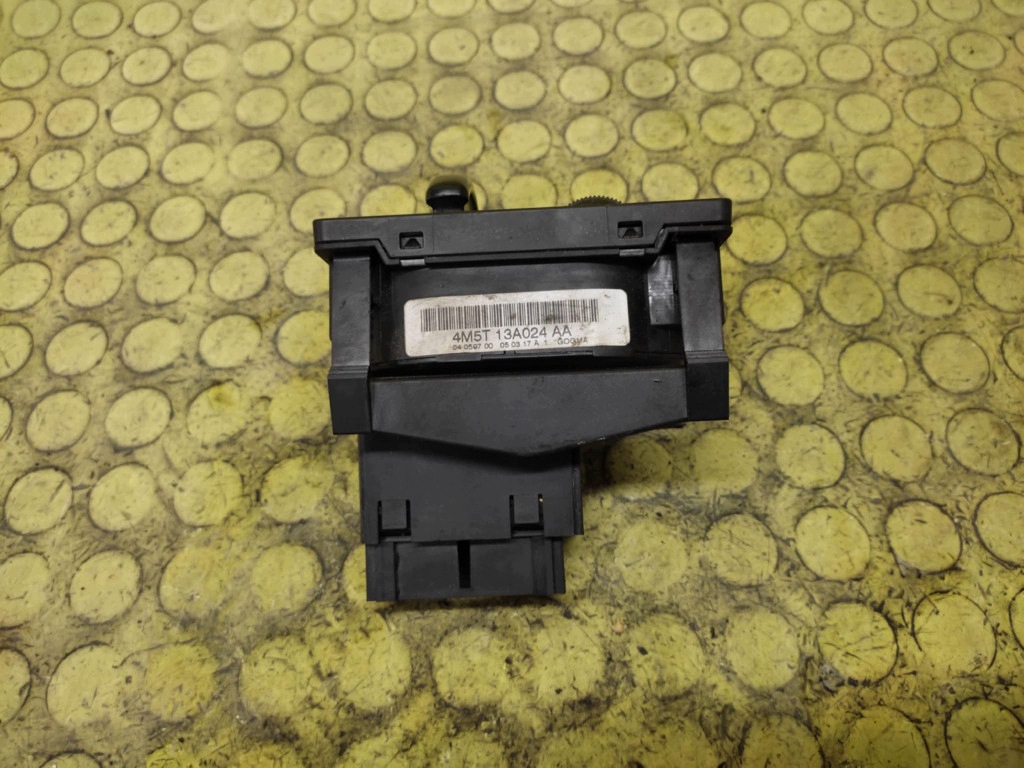 FORD FOCUS MK2 interrupteur feux 4M5T13A024AA