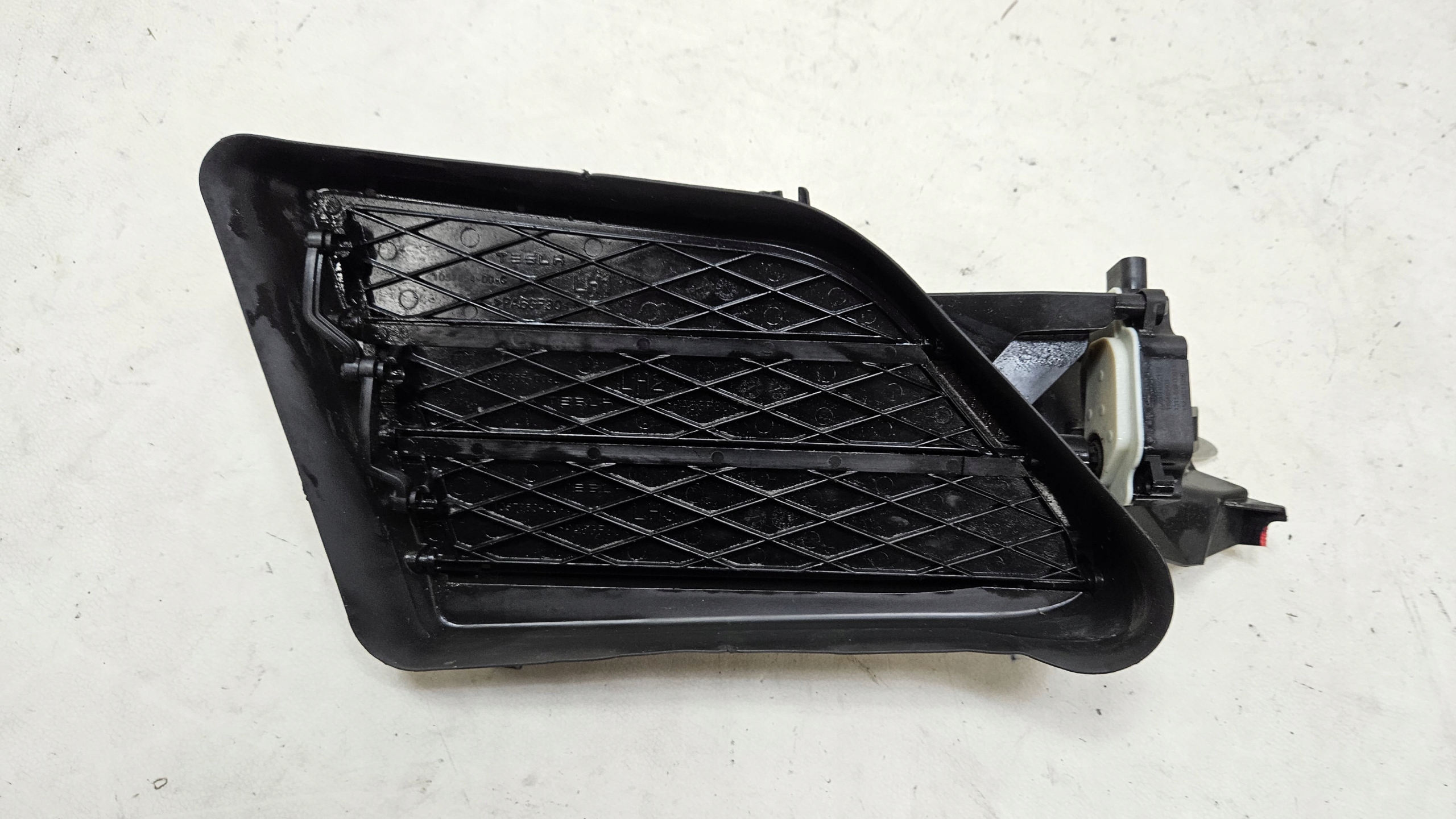 дефлектор впуск активный левый tesla MODEL S