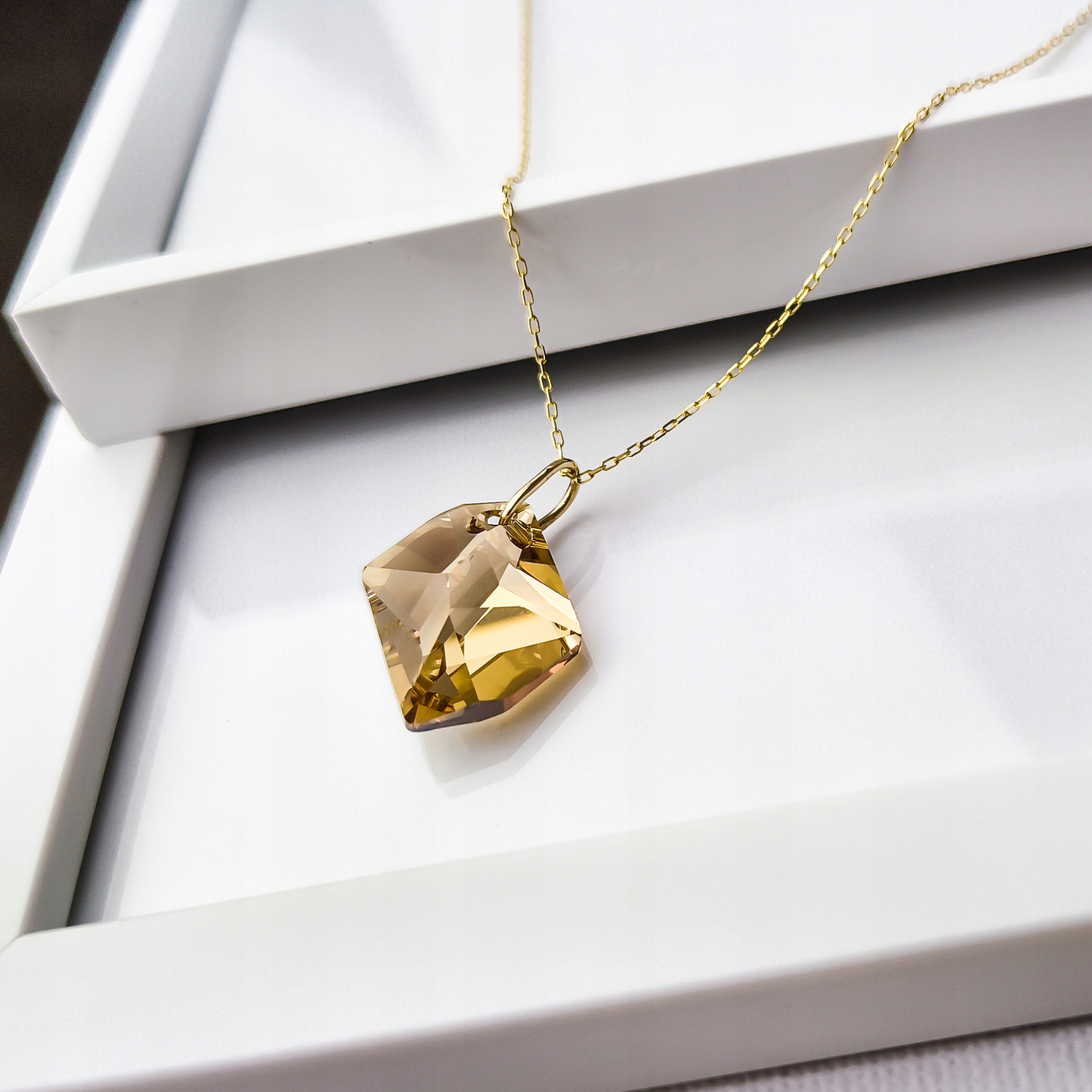 Złota zawieszka z kryształem Golden Shadow pr. 585 Kod producenta SV-01