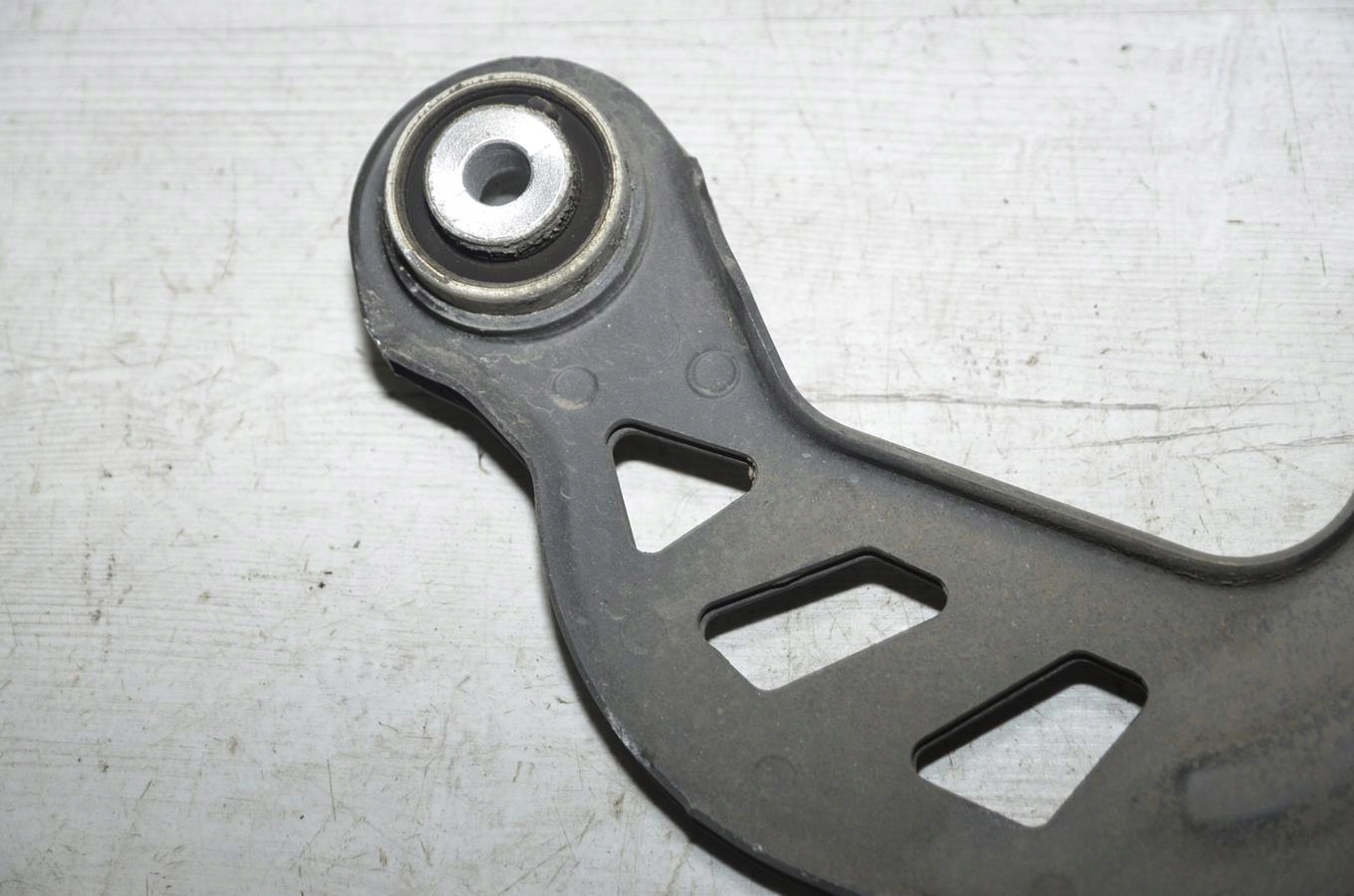arm left rear part Mercedes W176 lift