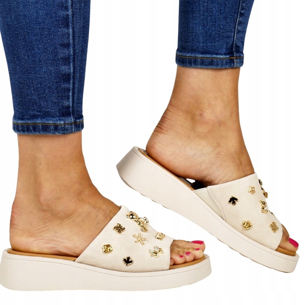 Žabky S Ozdobnou Platformou Na Koturně A Zlatými Medvídky, Béžové