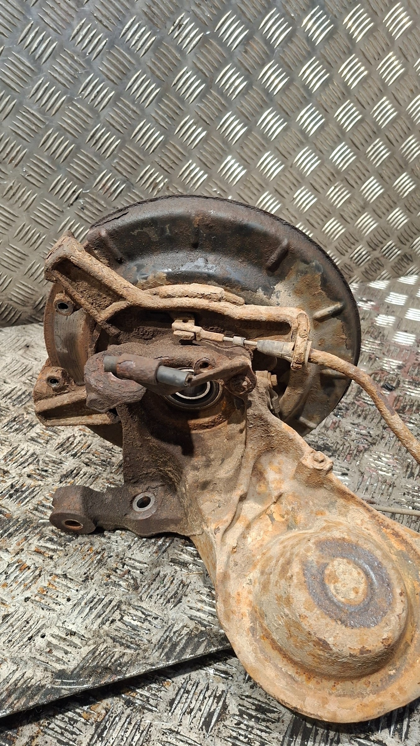 arm swing left rear part MAZDA TRIBUTE 2.3
