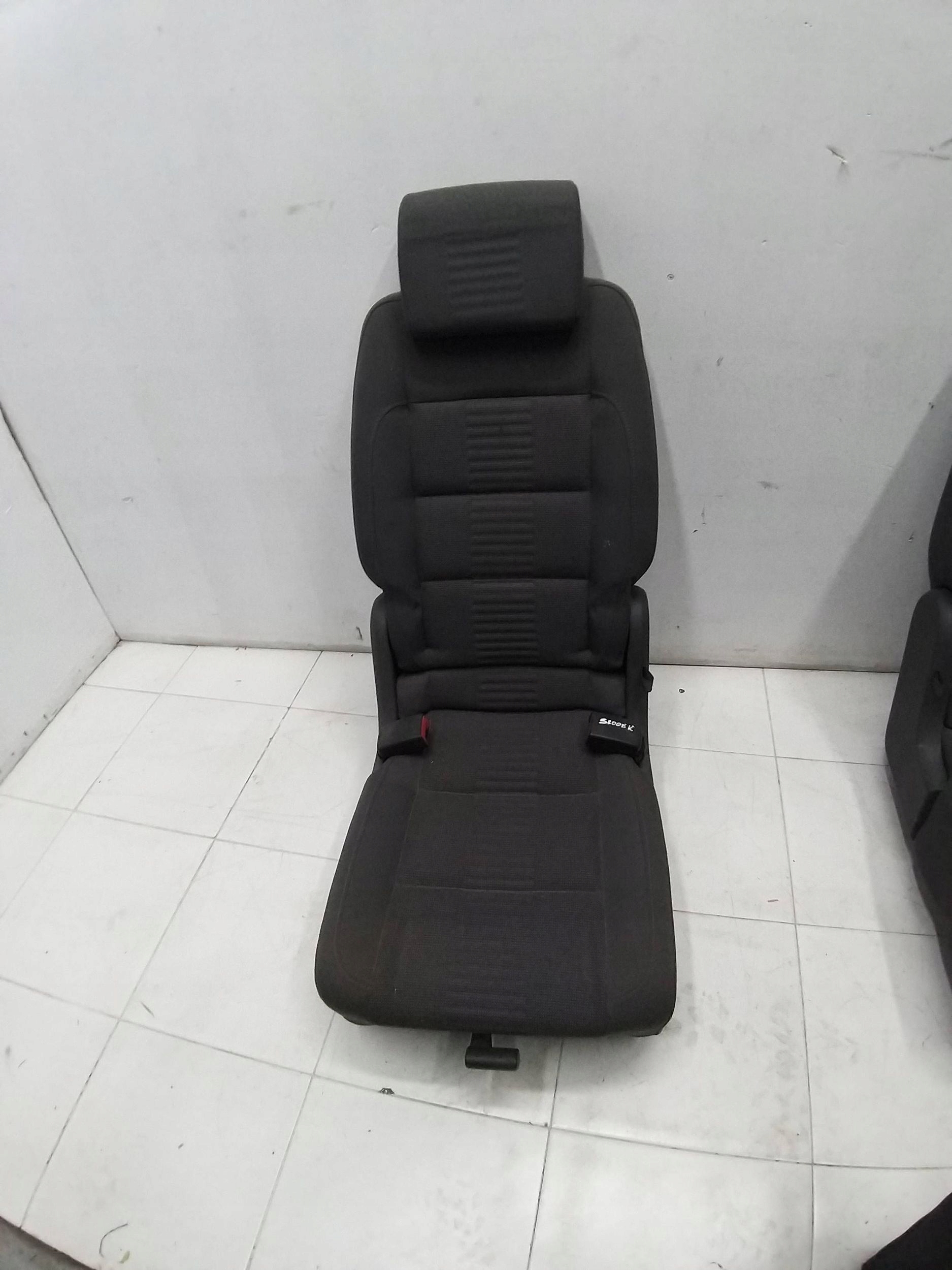 VW TOURAN 03-10R Sitz mitte heck hinten