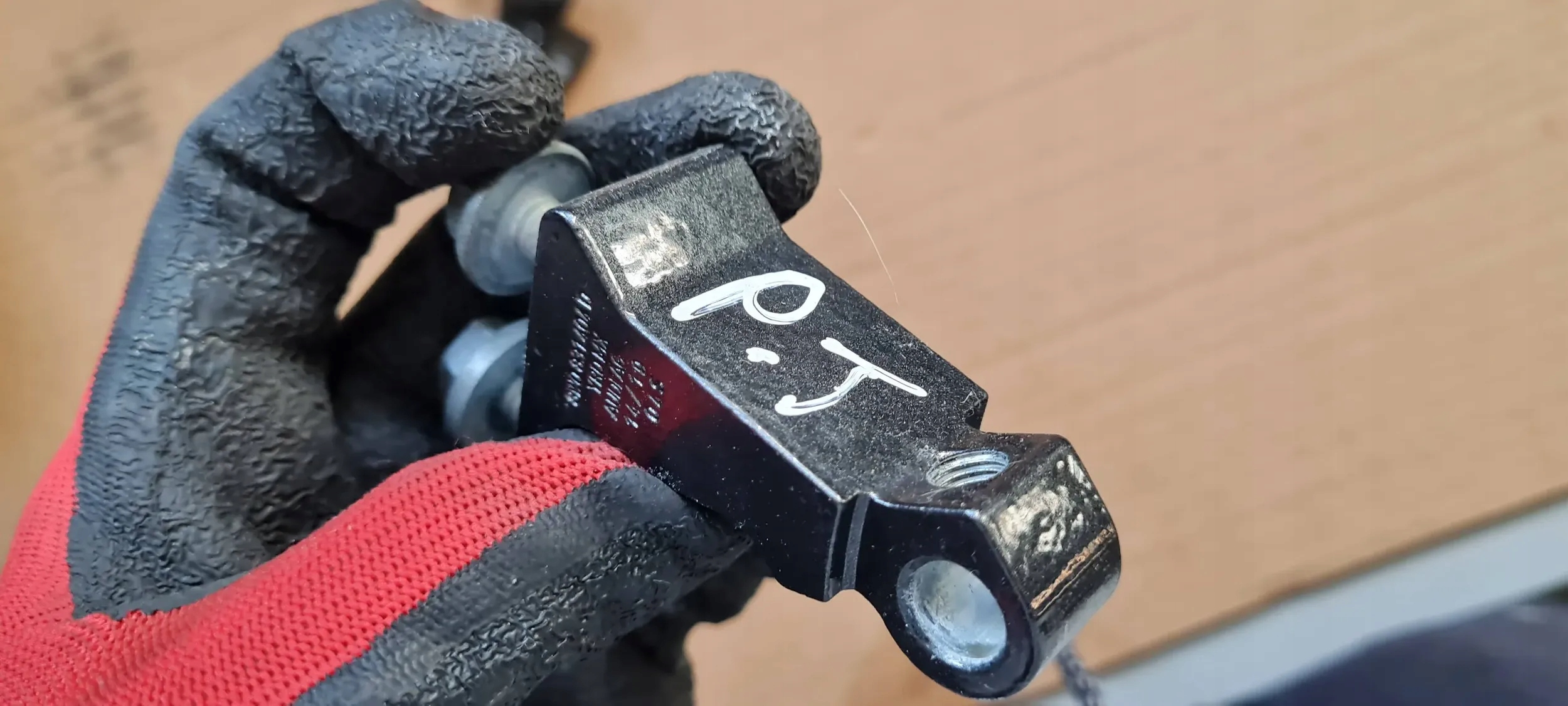 Q5 80A ZAWIAS ZAWIASY DRZWI PRAWE PRAWY TYŁ LZ7S KOMPLET Producent Audi oe