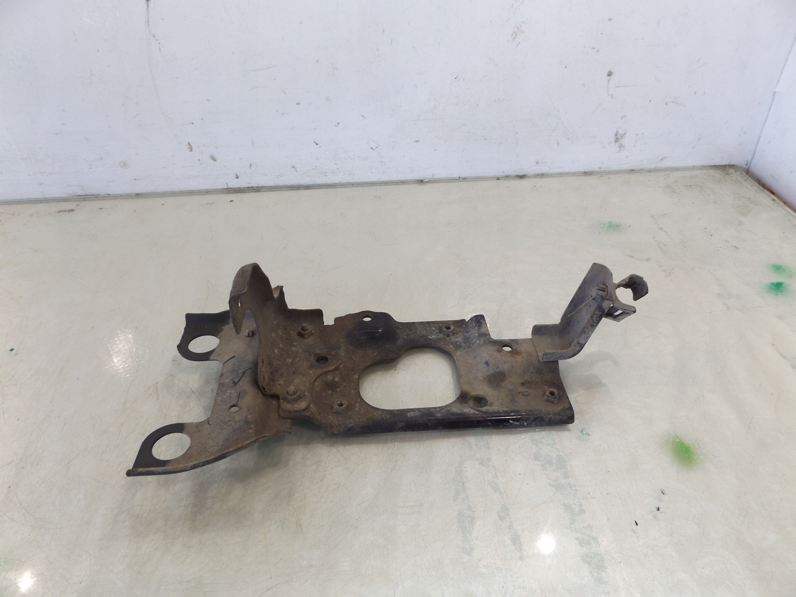 MAZDA II 2 DE PODSTAWA STELAŻ AKUMULATORA