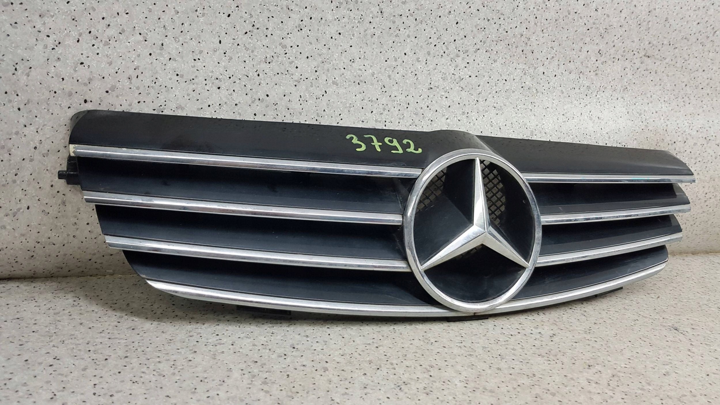 MERCEDES CLK A209 C209 2003 - Grill Grill A2098800183