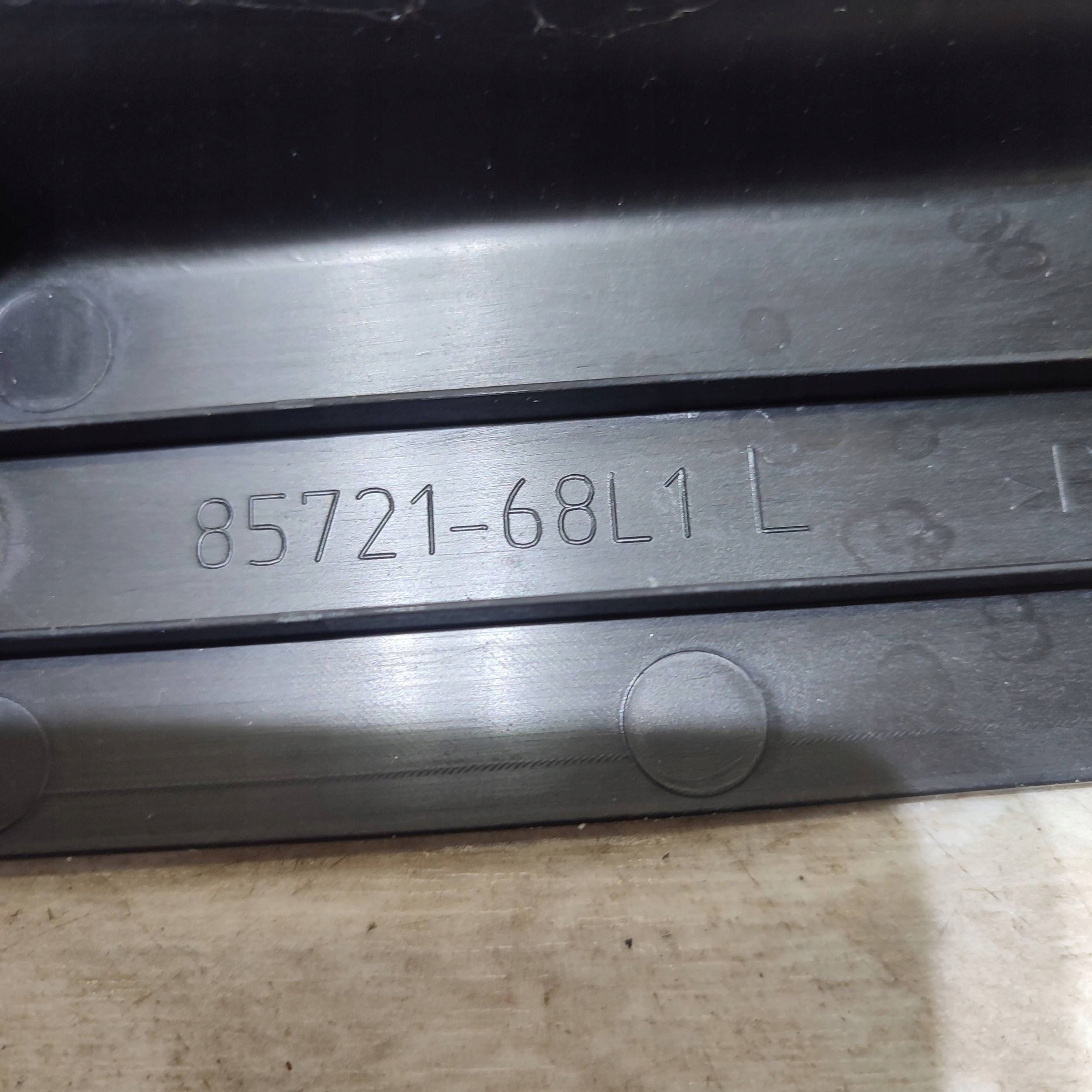plastic seat left side Suzuki Vitara (LY) 8572168L1