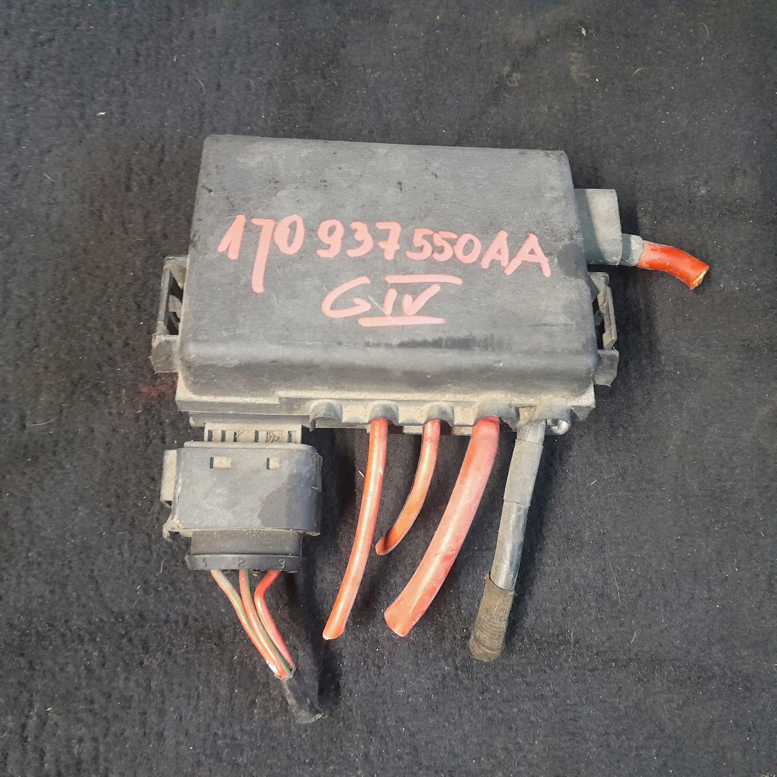 SKRZYNKA BEZPIECZNIKOW LEON 1M GOLF IV 1J0937550AA