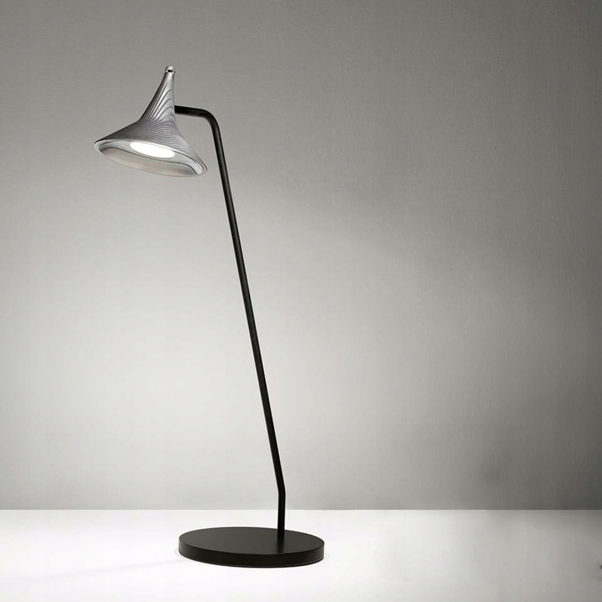 Artemide Unterlinden stolná Led lampa 2700K hliník stmievateľná 9W IP20