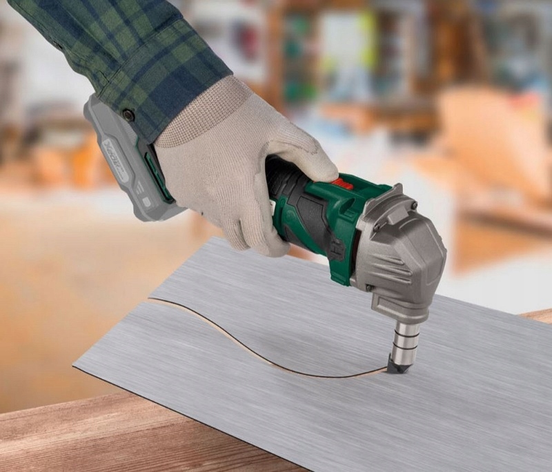 PARKSIDE AKUMULATOROWE NOŻYCE DO CIĘCIA BLACHY PMKA 20V AKCESORIA WALIZKA Kod producenta PMKA 20-Li A1