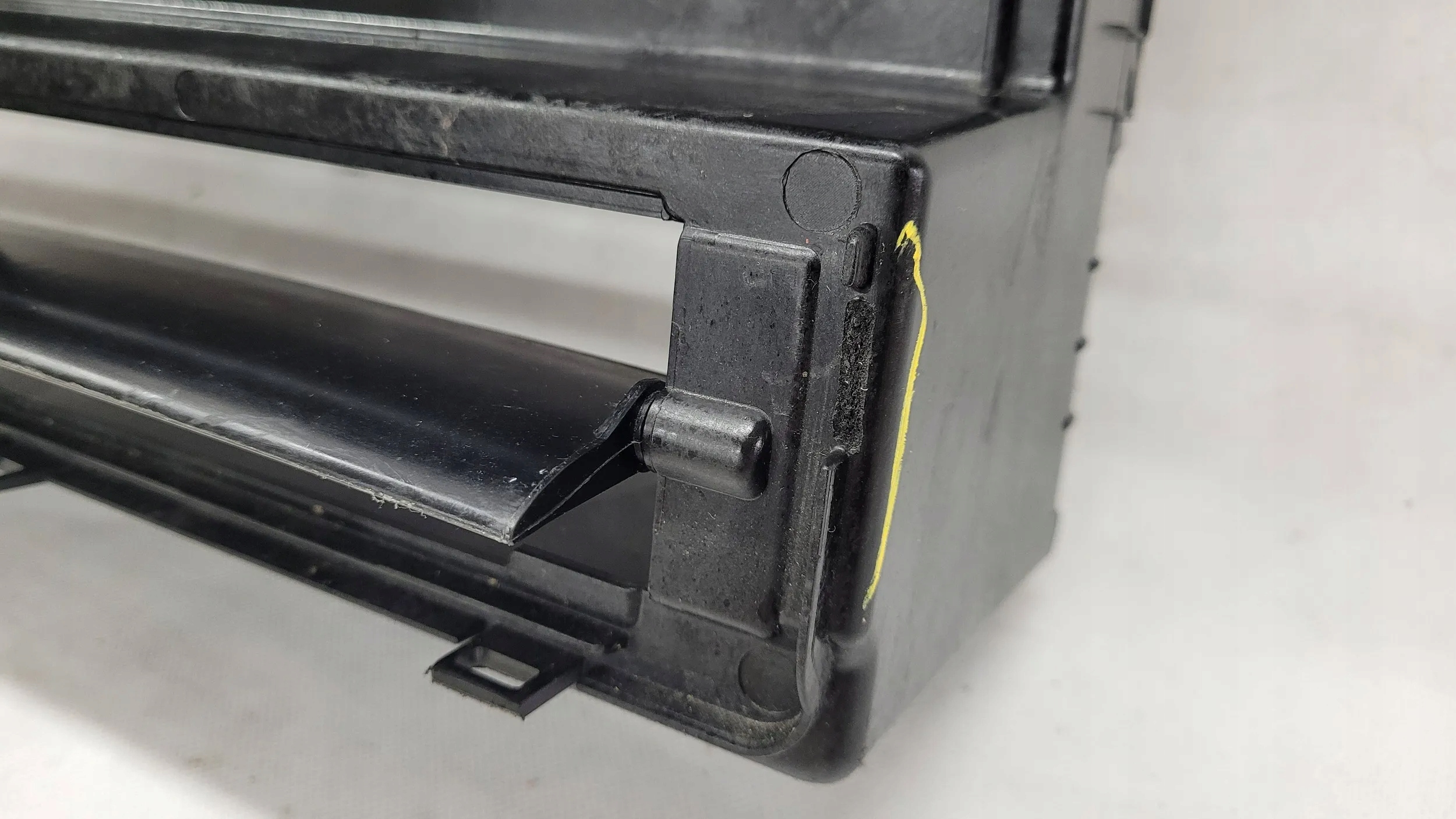 RANGE ROVER L460 ŻALUZJA CHŁODNIC PAS PRZEDNI 23+ Producent części Land Rover OE