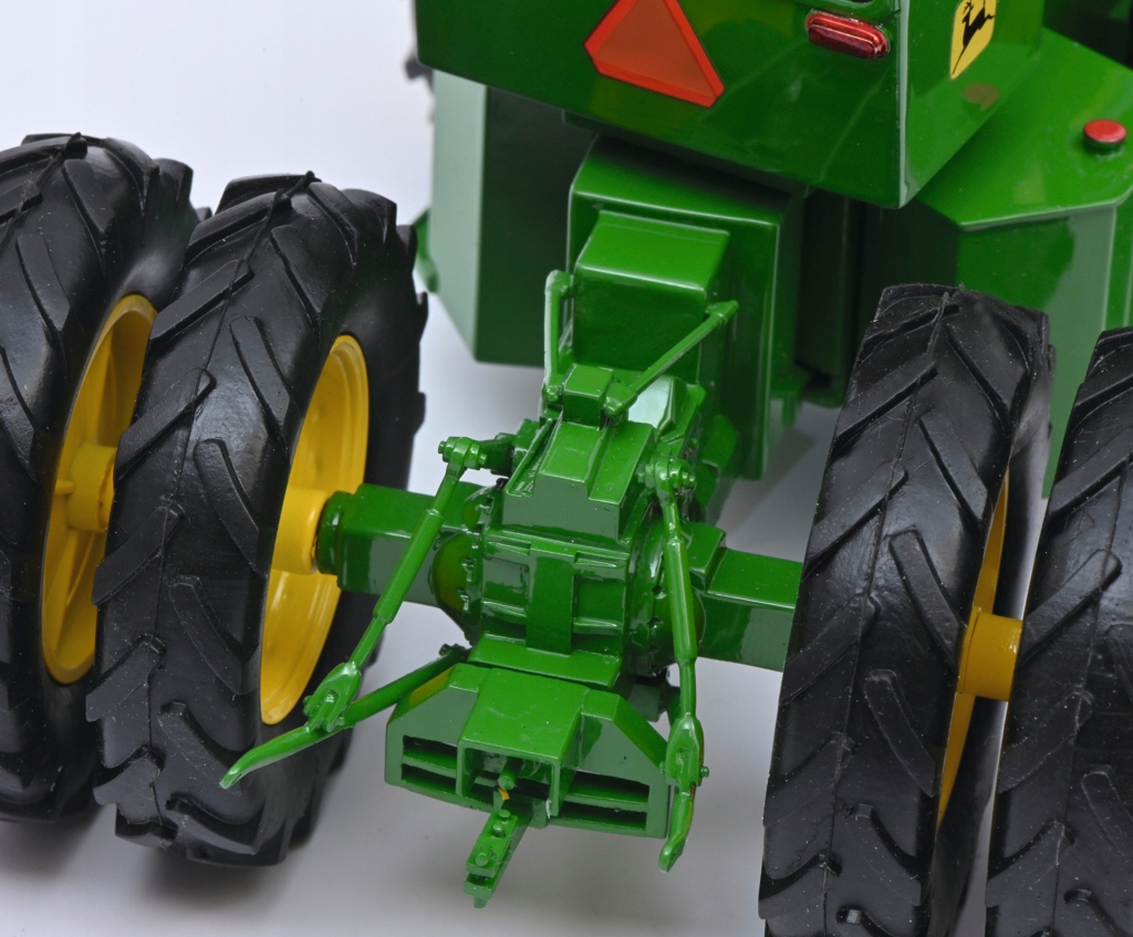 Model kolekcjonerski Ciągnika John Deere 7520 1:32 Materiał guma metal plastik