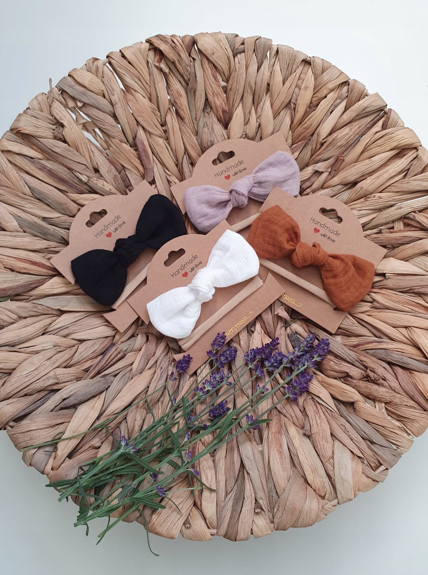 OPASKA BEZUCISKOWA MUŚLIN KOKARDA HANDMADE CZARNY Marka Inna marka