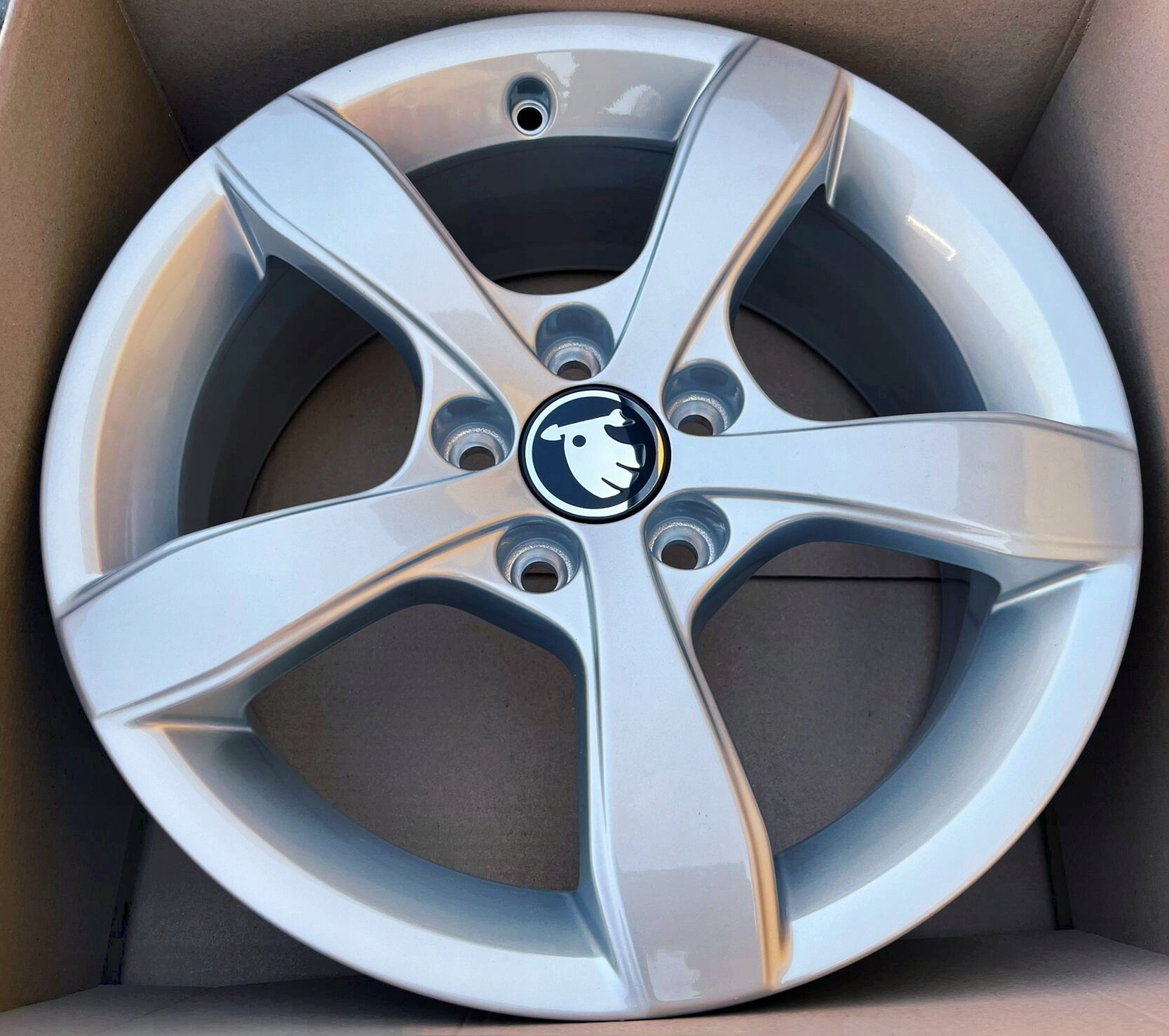 4x NOWE FELGI ALU OE SKODA FABIA KAMIQ SCALA RAPID OCTAVIA 8X00714968Z8 Średnica felgi 16