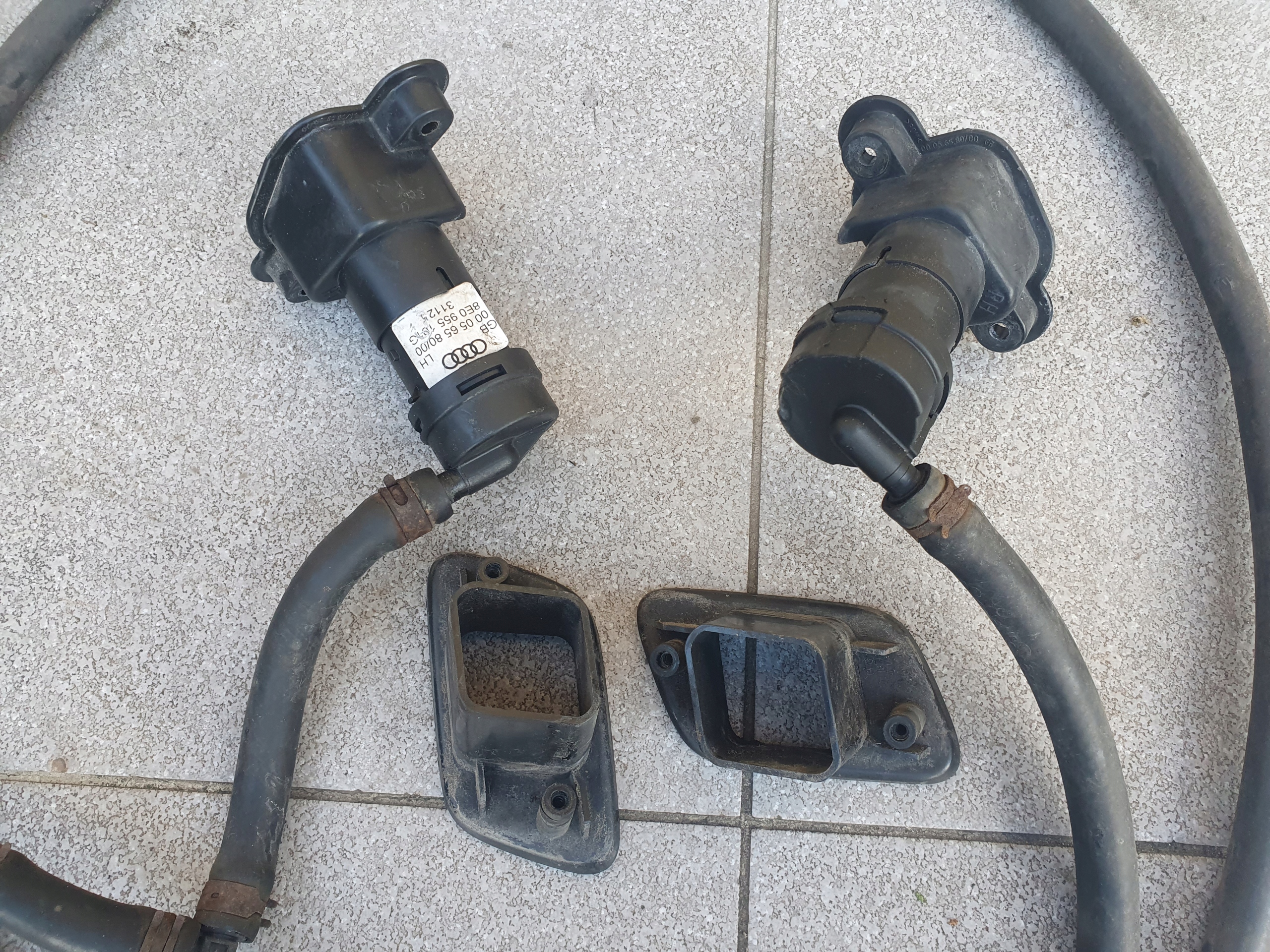 8e0955101G 8E0807787B - Омыватель ксеноновой лампы AUDI A4 B7 левый комплект