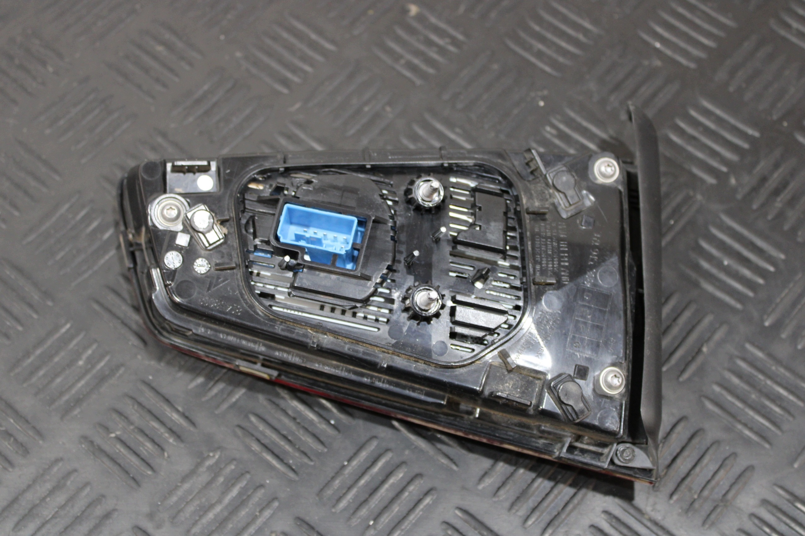light bonnet boot right rear part 3G9945308A VW PASSAT B8 3G0 3G9 LIFT