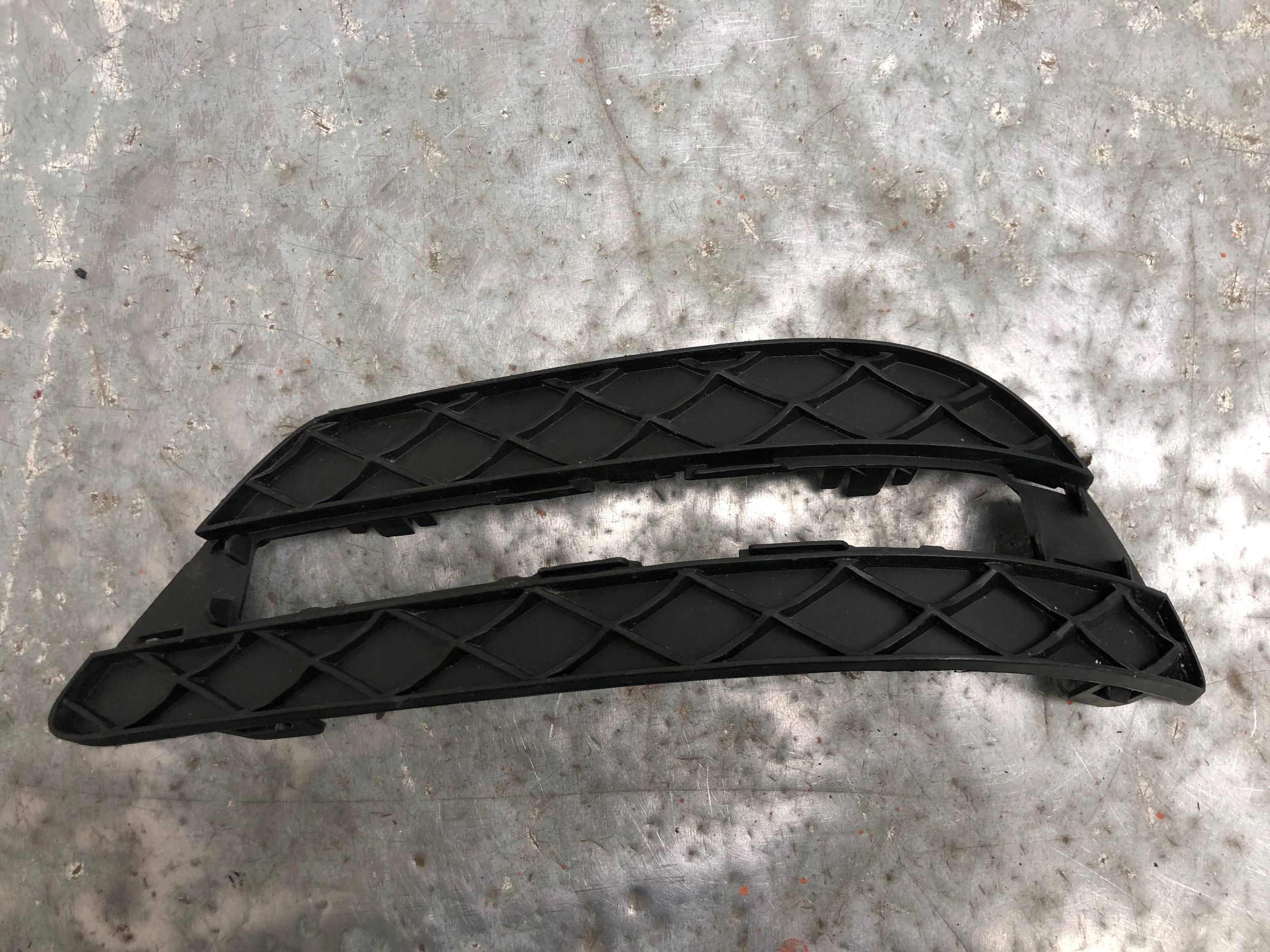grid of a bumper left front MERCEDES W204 A2048803224