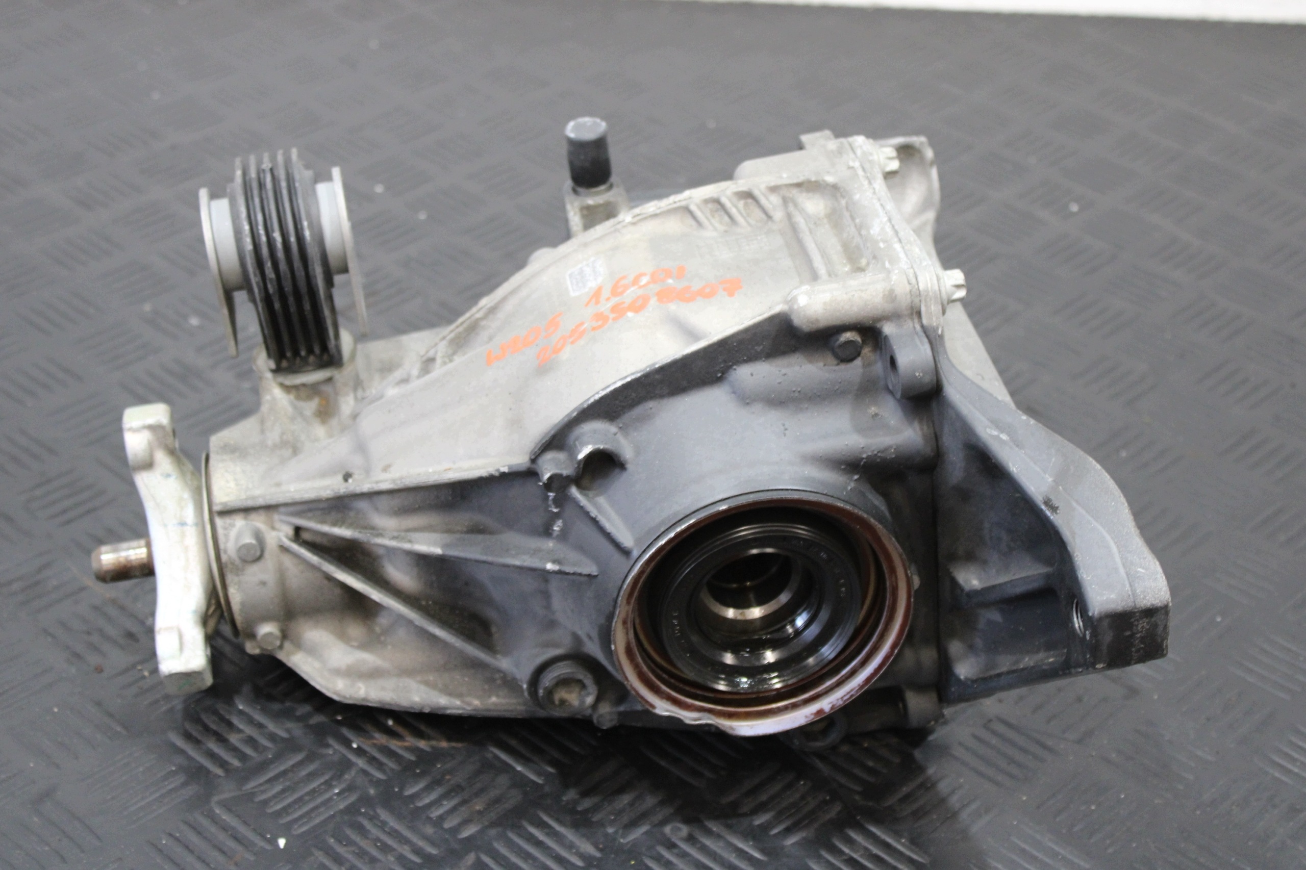 differential diff rear part 2053508607 MERCEDES C-KLASA W205