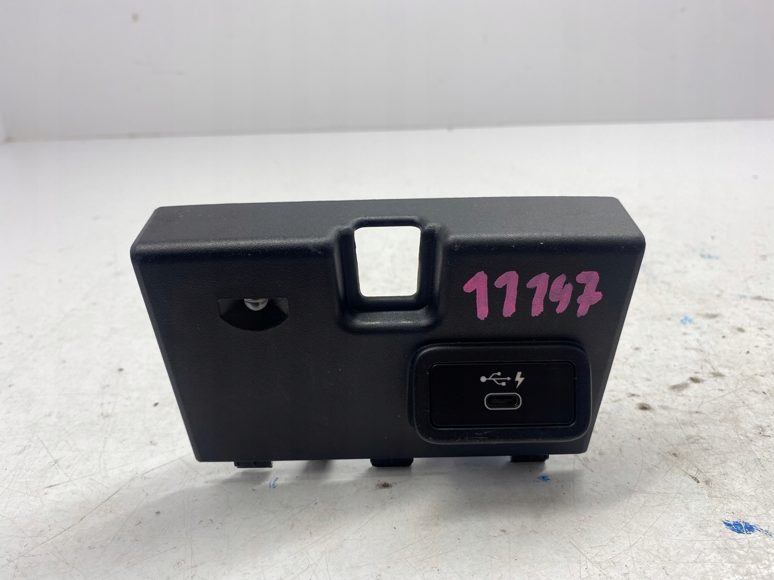 BMW 3 G20 G21 usb защита 6807232