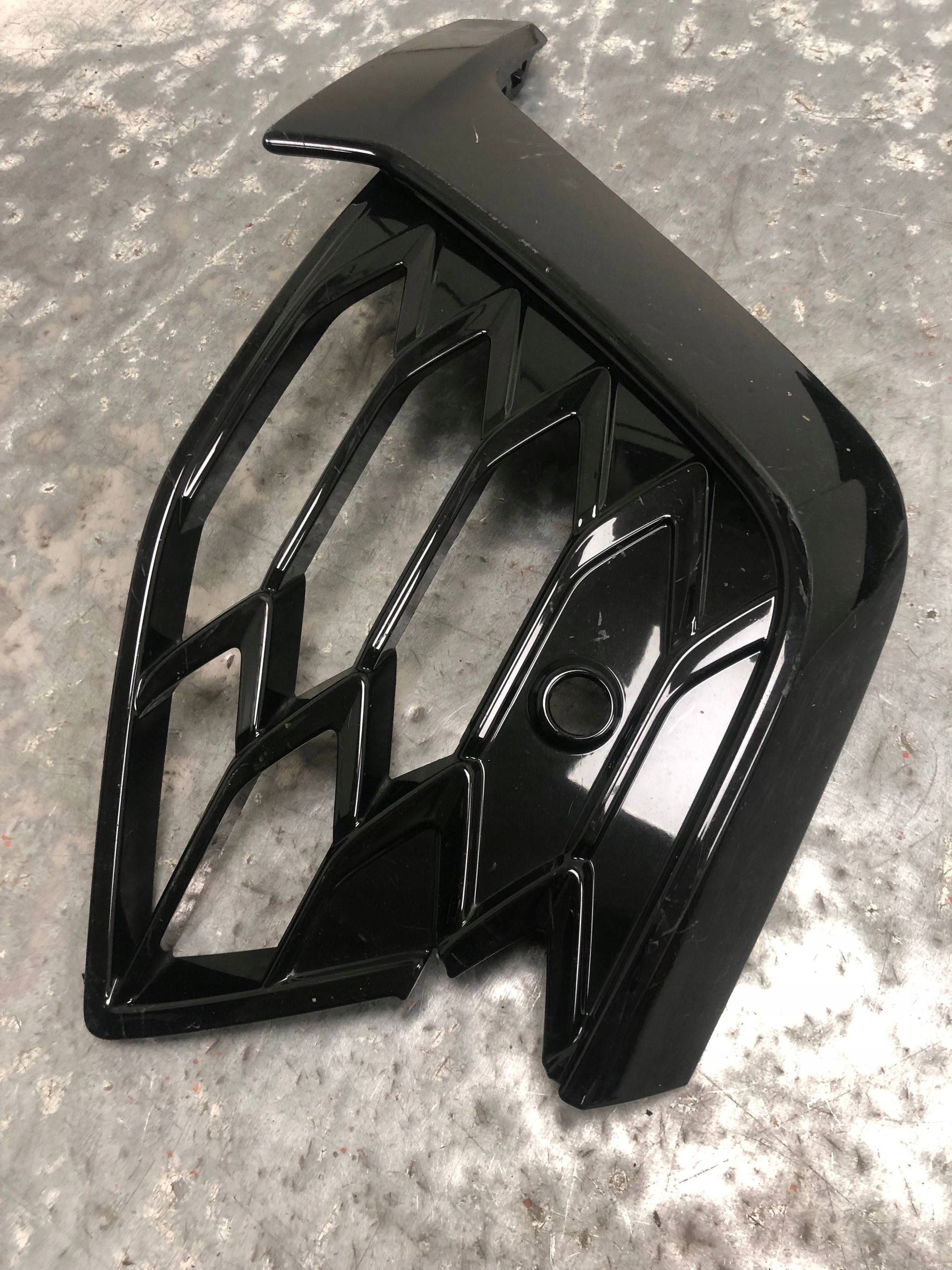 grid of a bumper right front VW GOLF VIII 5H0853666AA