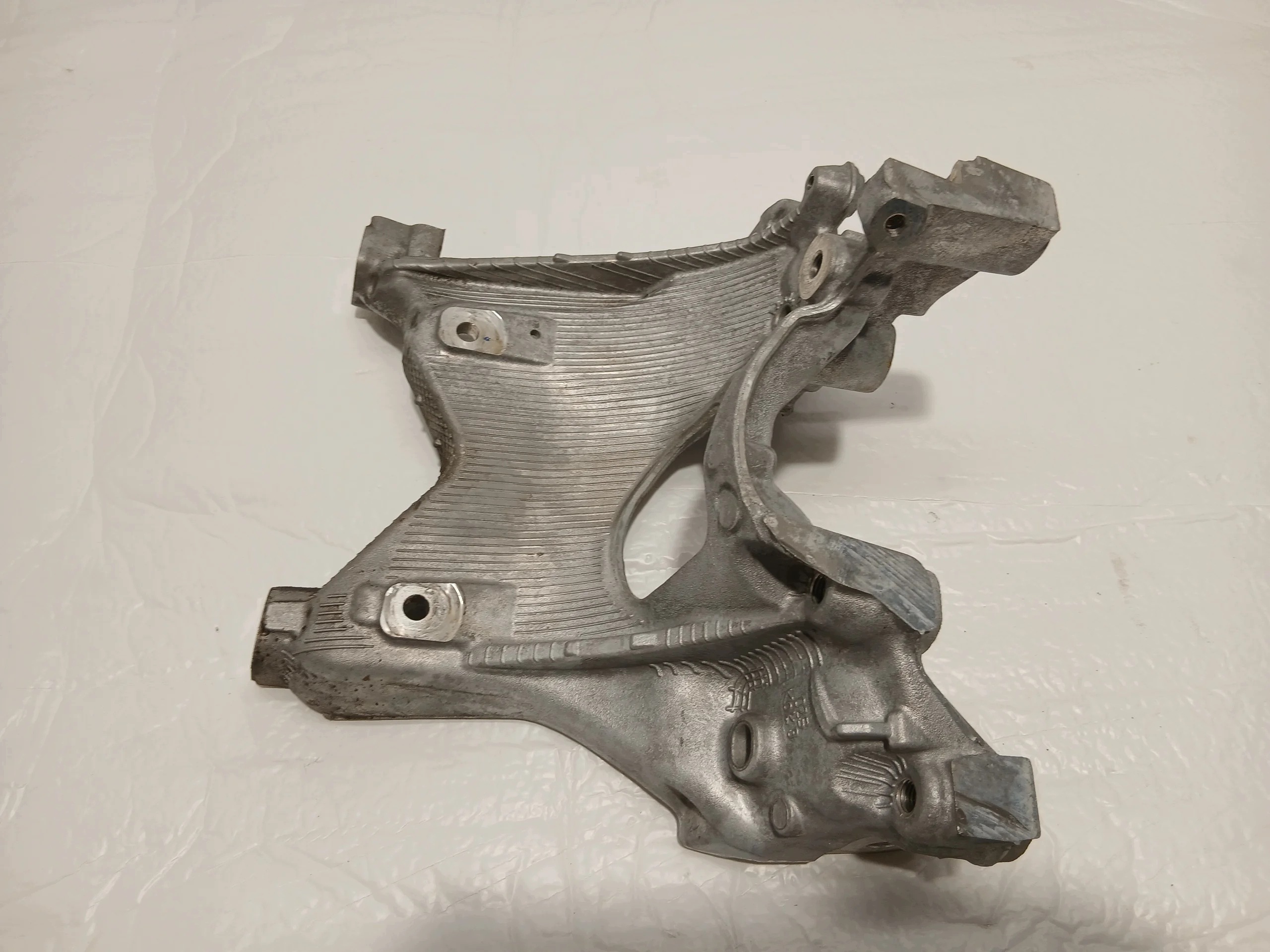 AUDI A4 B9 LIFT support holder of the engine left front 8W0399295E