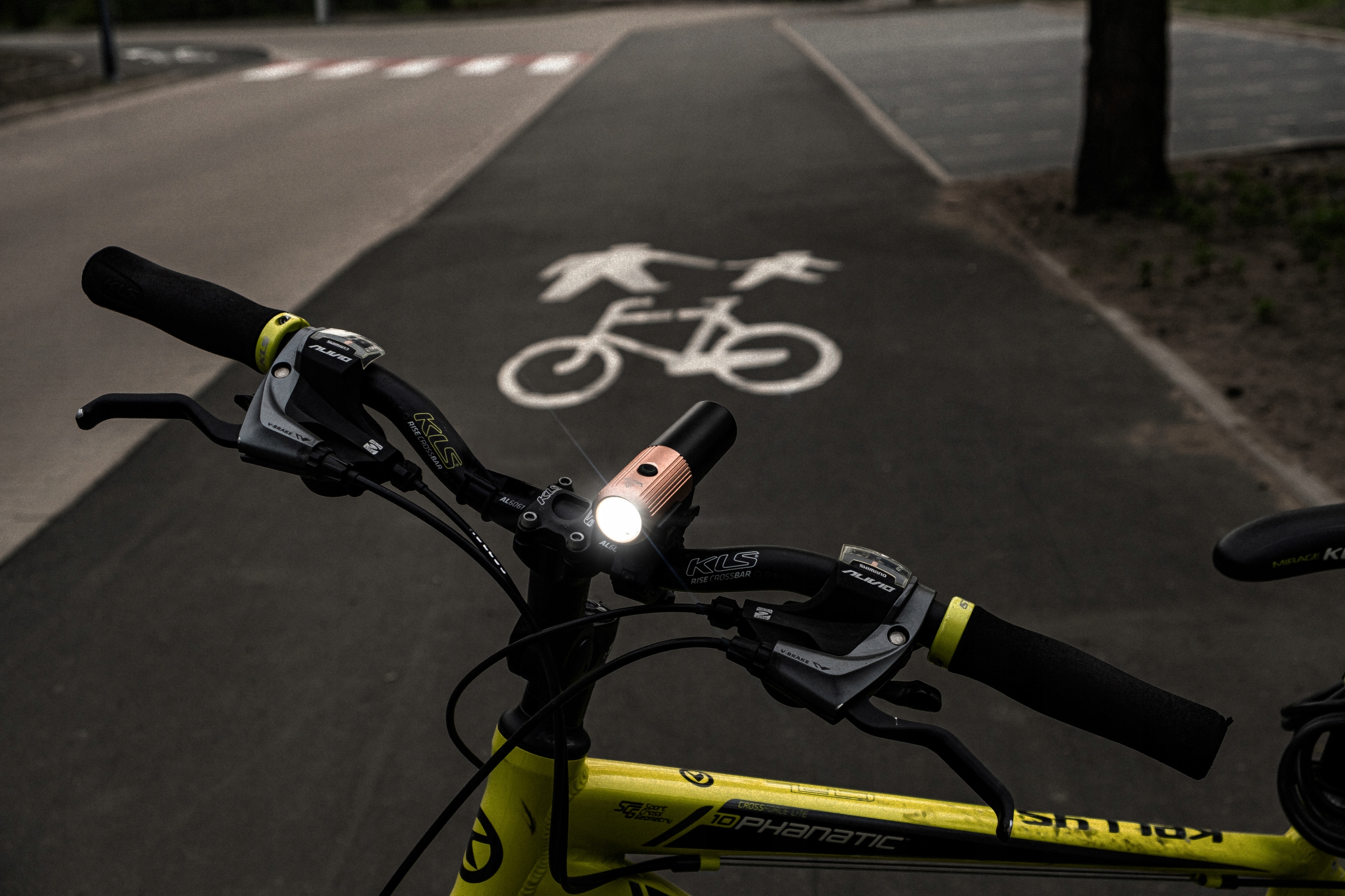 LAMPKA ROWEROWA PRZÓD LED USB-C OŚWIETELNIE ROWEROWE PRO METAL IPX6 VAYOX Zawartość zestawu akumulator instrukcja obsługi latarka uchwyt na kierownicę